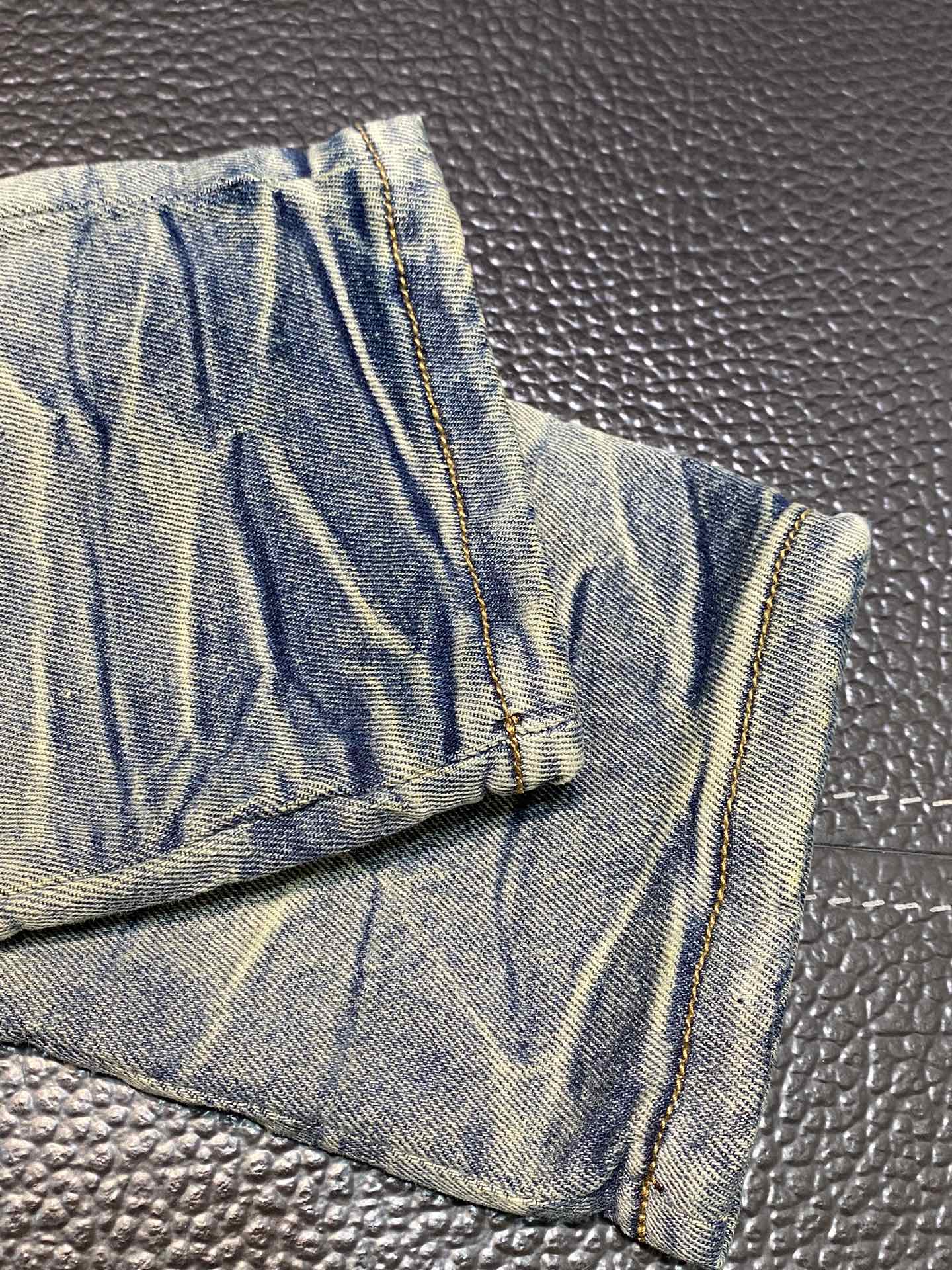  。AMIRI 独家专供新款 修身款 小直筒 牛仔裤，高端版本！专柜 面料 透气舒适度高，细节无可挑剔，