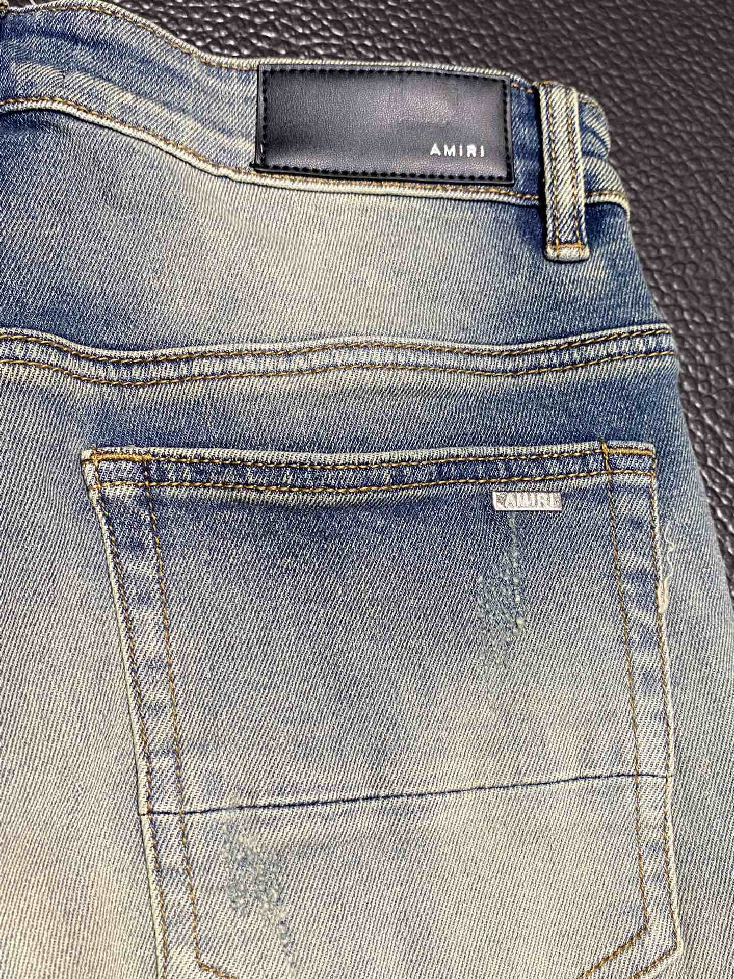  。AMIRI 独家专供新款 修身款 小直筒 牛仔裤，高端版本！专柜 面料 透气舒适度高，细节无可挑剔，