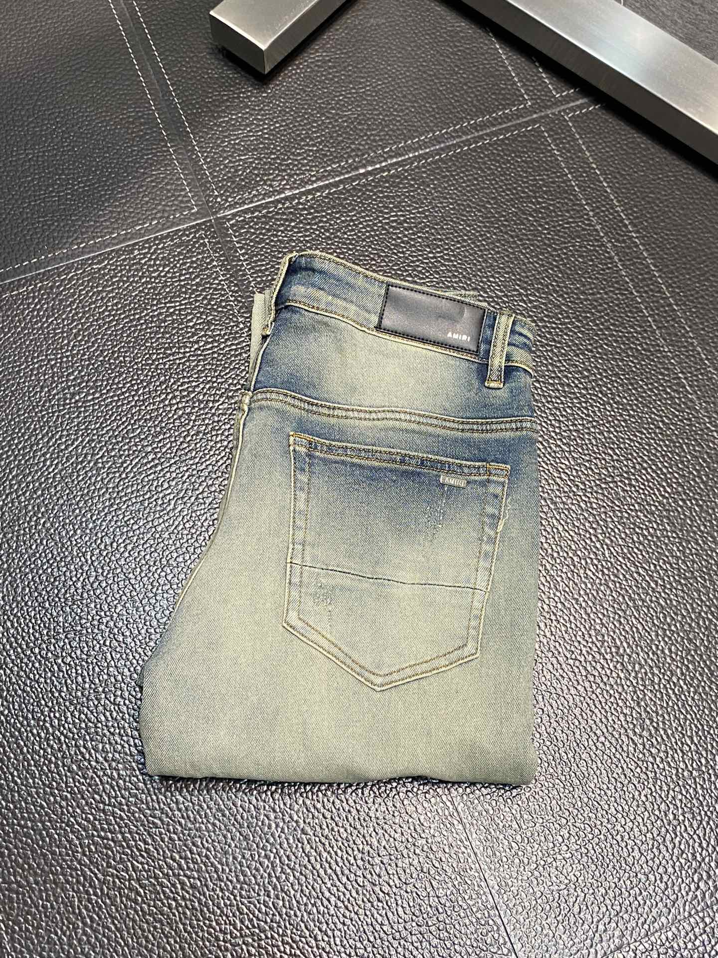  。AMIRI 独家专供新款 修身款 小直筒 牛仔裤，高端版本！专柜 面料 透气舒适度高，细节无可挑剔，