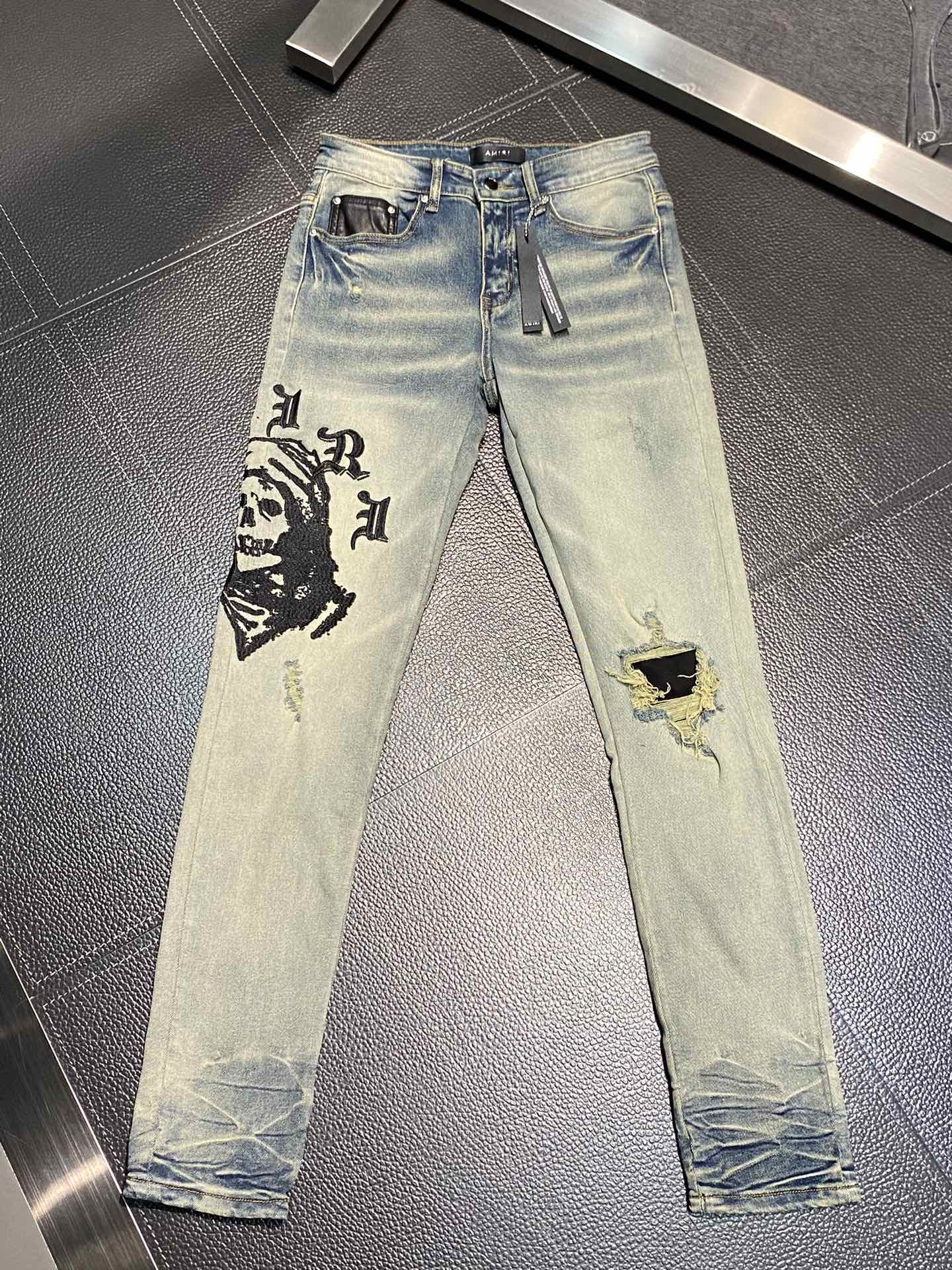  。AMIRI 独家专供新款 修身款 小直筒 牛仔裤，高端版本！专柜 面料 透气舒适度高，细节无可挑剔，