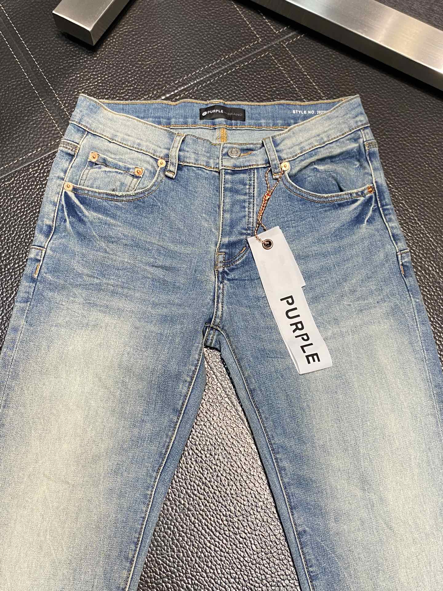  。PurPle Brand 独家专供新款 修身款 小直筒 牛仔裤，高端版本！专柜 面料 透气舒适度高，