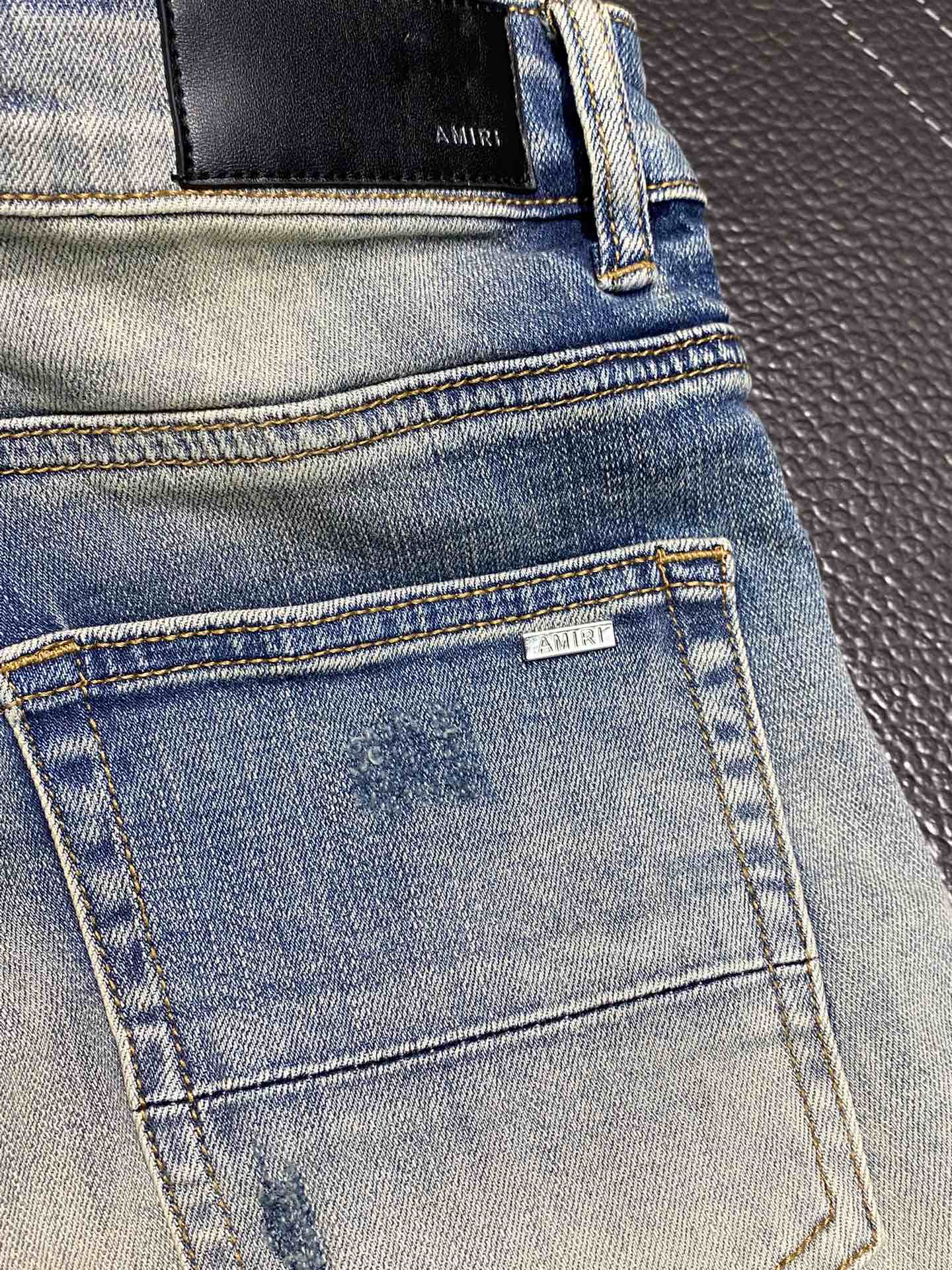  。AMIRI 独家专供新款 修身款 小直筒 牛仔裤，高端版本！专柜 面料 透气舒适度高，细节无可挑剔，