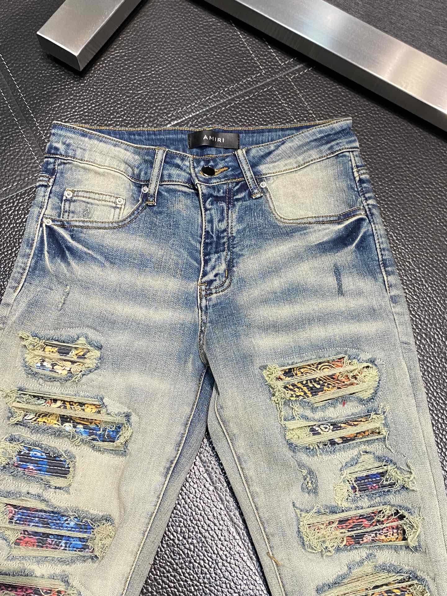  。AMIRI 独家专供新款 修身款 小直筒 牛仔裤，高端版本！专柜 面料 透气舒适度高，细节无可挑剔，