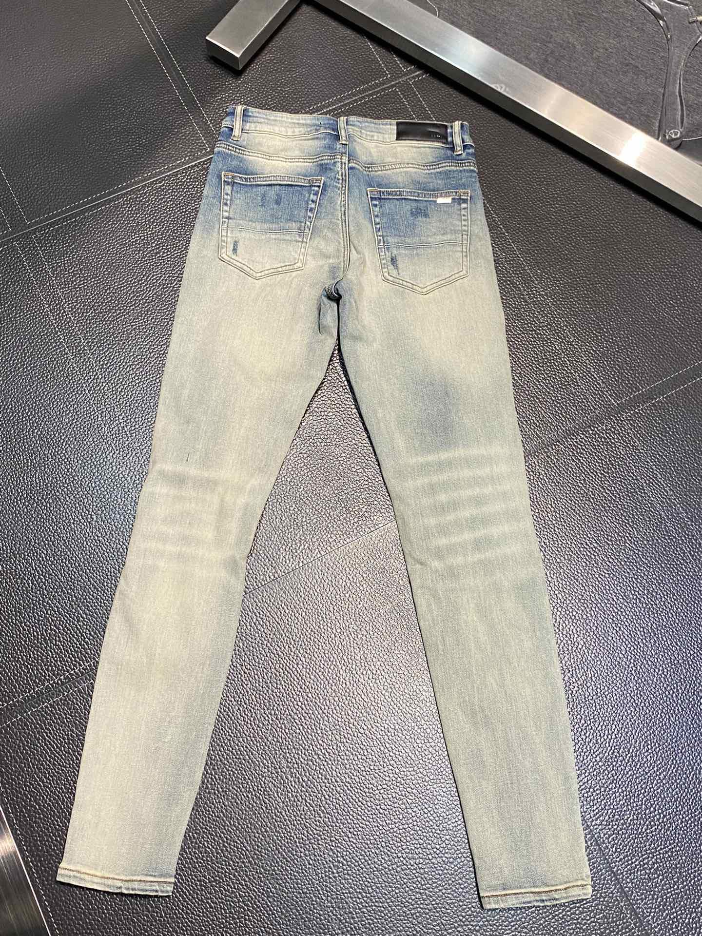  。AMIRI 独家专供新款 修身款 小直筒 牛仔裤，高端版本！专柜 面料 透气舒适度高，细节无可挑剔，