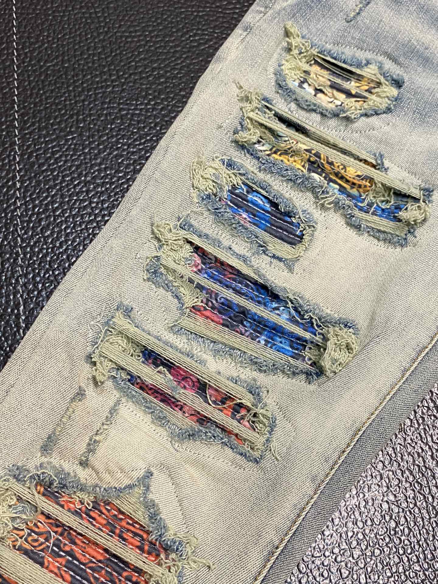  。AMIRI 独家专供新款 修身款 小直筒 牛仔裤，高端版本！专柜 面料 透气舒适度高，细节无可挑剔，