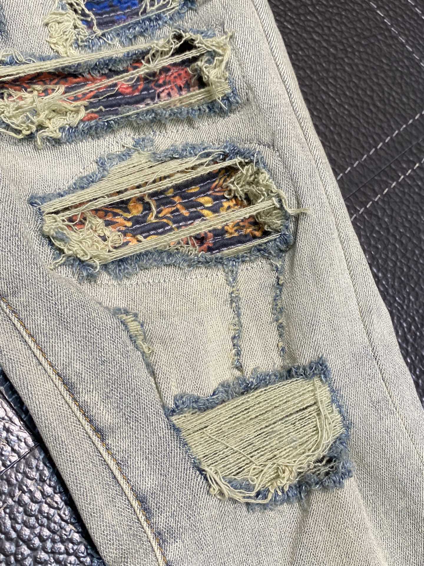  。AMIRI 独家专供新款 修身款 小直筒 牛仔裤，高端版本！专柜 面料 透气舒适度高，细节无可挑剔，