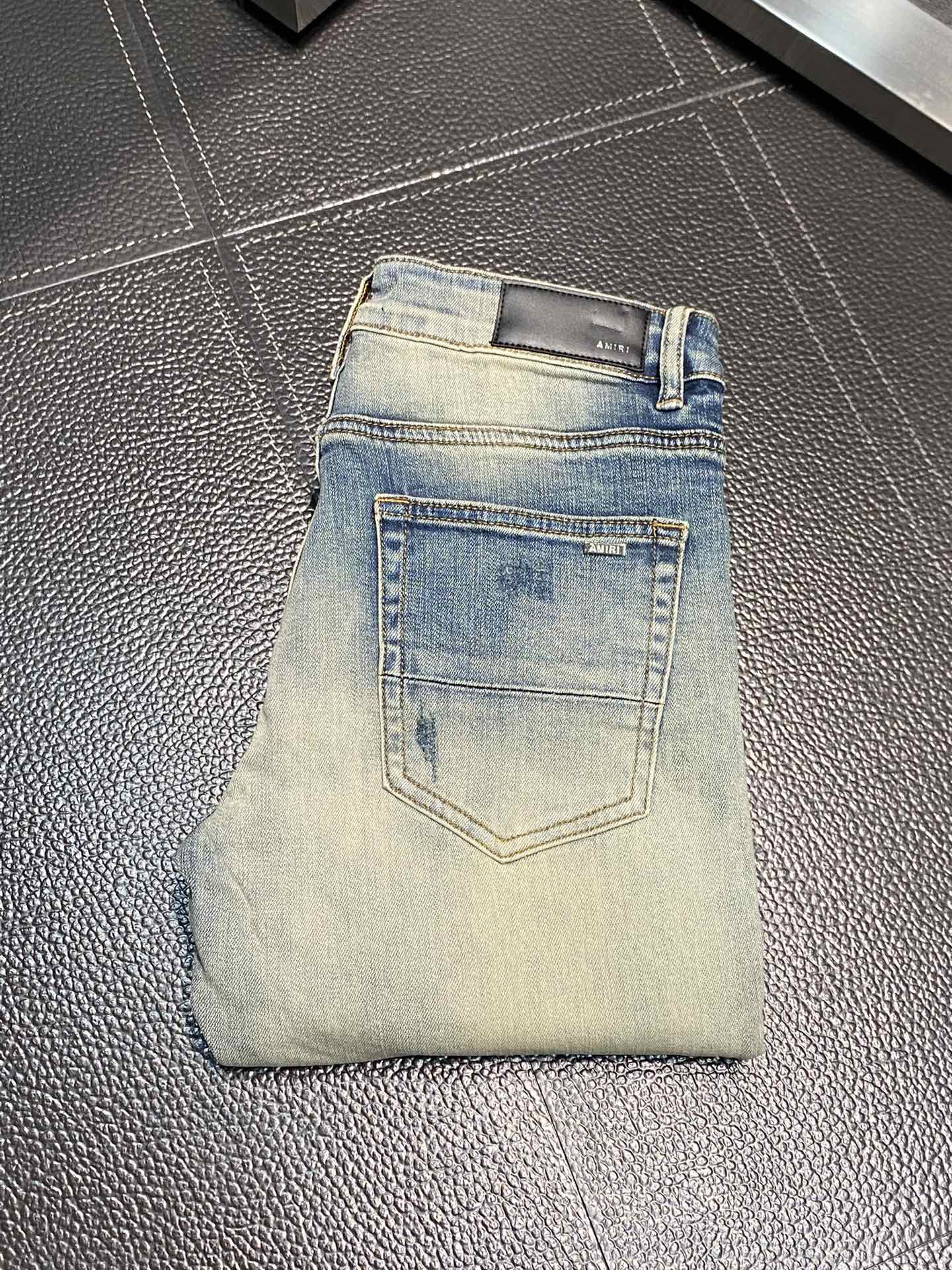  。AMIRI 独家专供新款 修身款 小直筒 牛仔裤，高端版本！专柜 面料 透气舒适度高，细节无可挑剔，