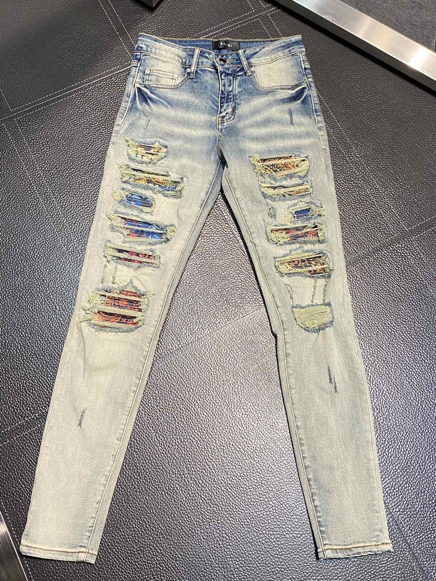  。AMIRI 独家专供新款 修身款 小直筒 牛仔裤，高端版本！专柜 面料 透气舒适度高，细节无可挑剔，