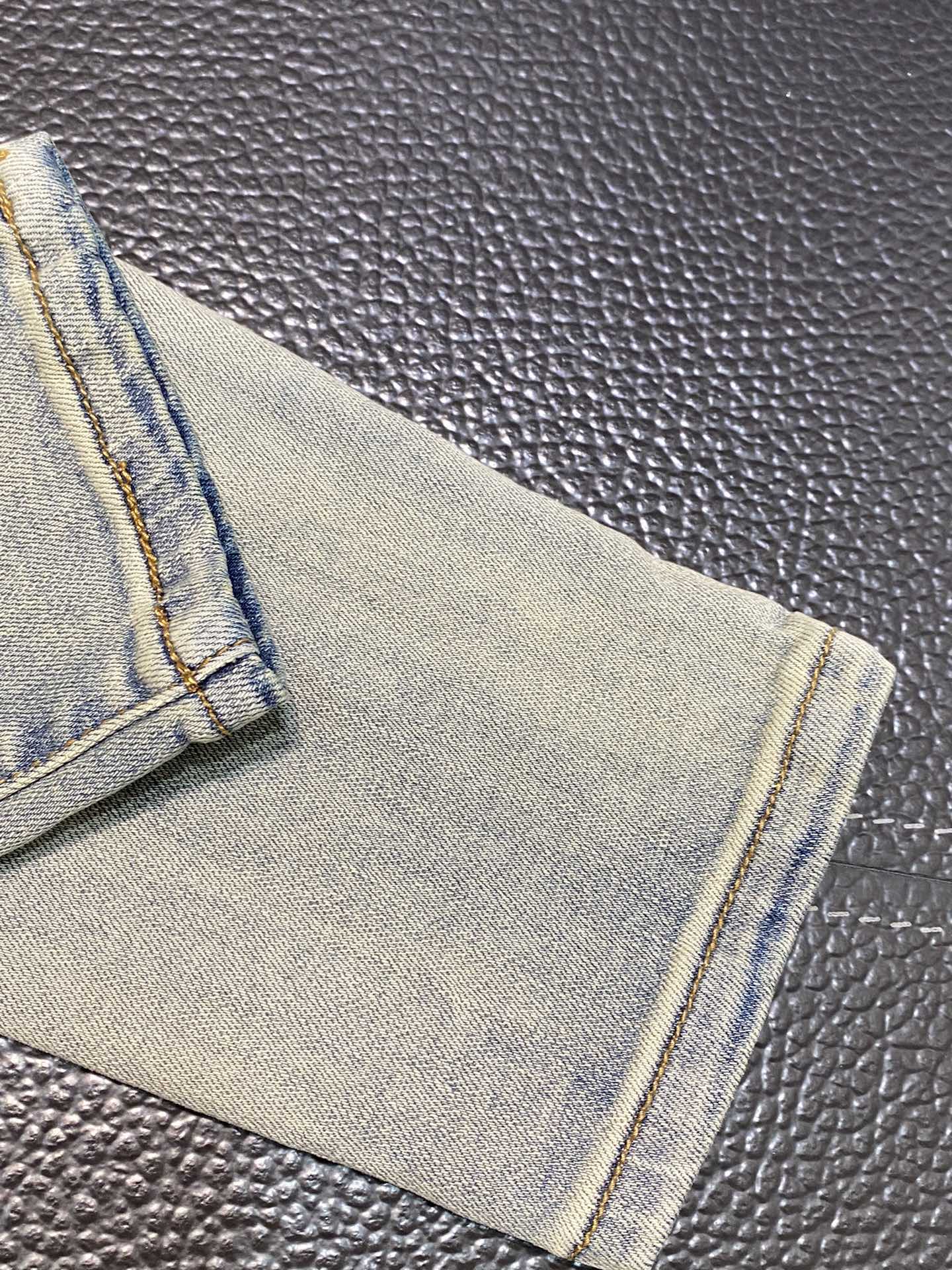  。AMIRI 独家专供新款 修身款 小直筒 牛仔裤，高端版本！专柜 面料 透气舒适度高，细节无可挑剔，