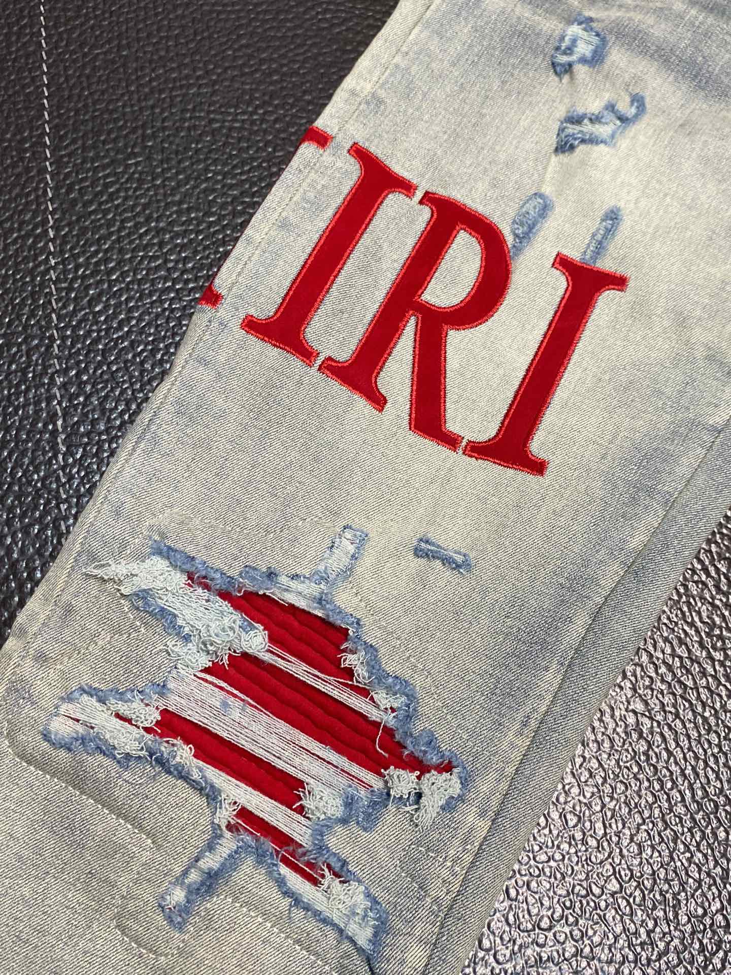  。AMIRI 独家专供新款 修身款 小直筒 牛仔裤，高端版本！专柜 面料 透气舒适度高，细节无可挑剔，