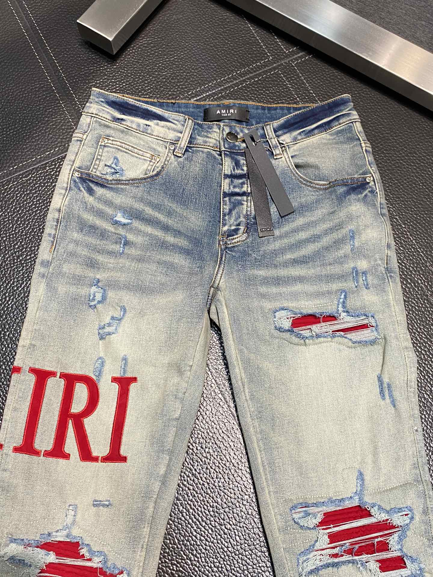  。AMIRI 独家专供新款 修身款 小直筒 牛仔裤，高端版本！专柜 面料 透气舒适度高，细节无可挑剔，
