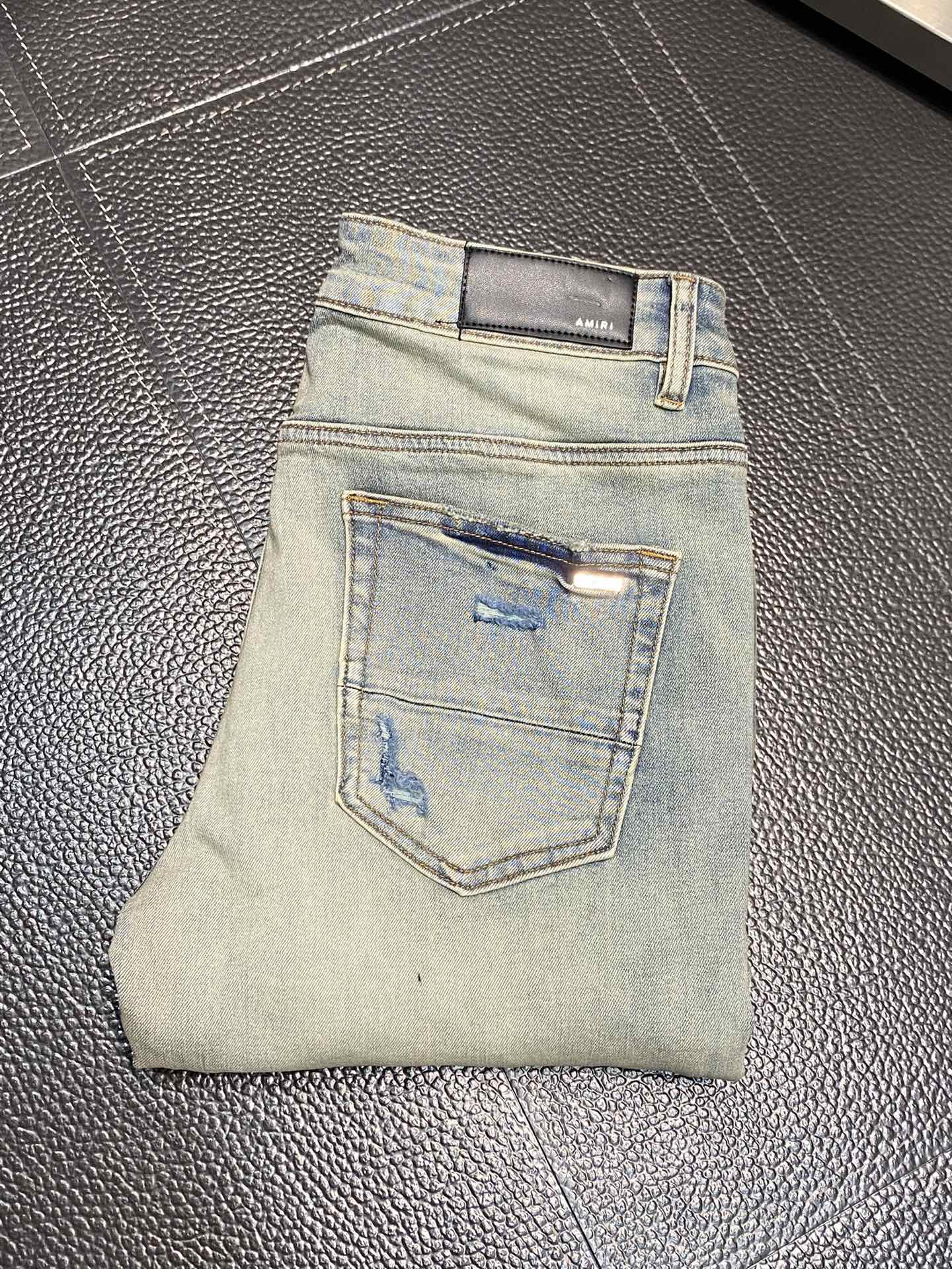  。AMIRI 独家专供新款 修身款 小直筒 牛仔裤，高端版本！专柜 面料 透气舒适度高，细节无可挑剔，