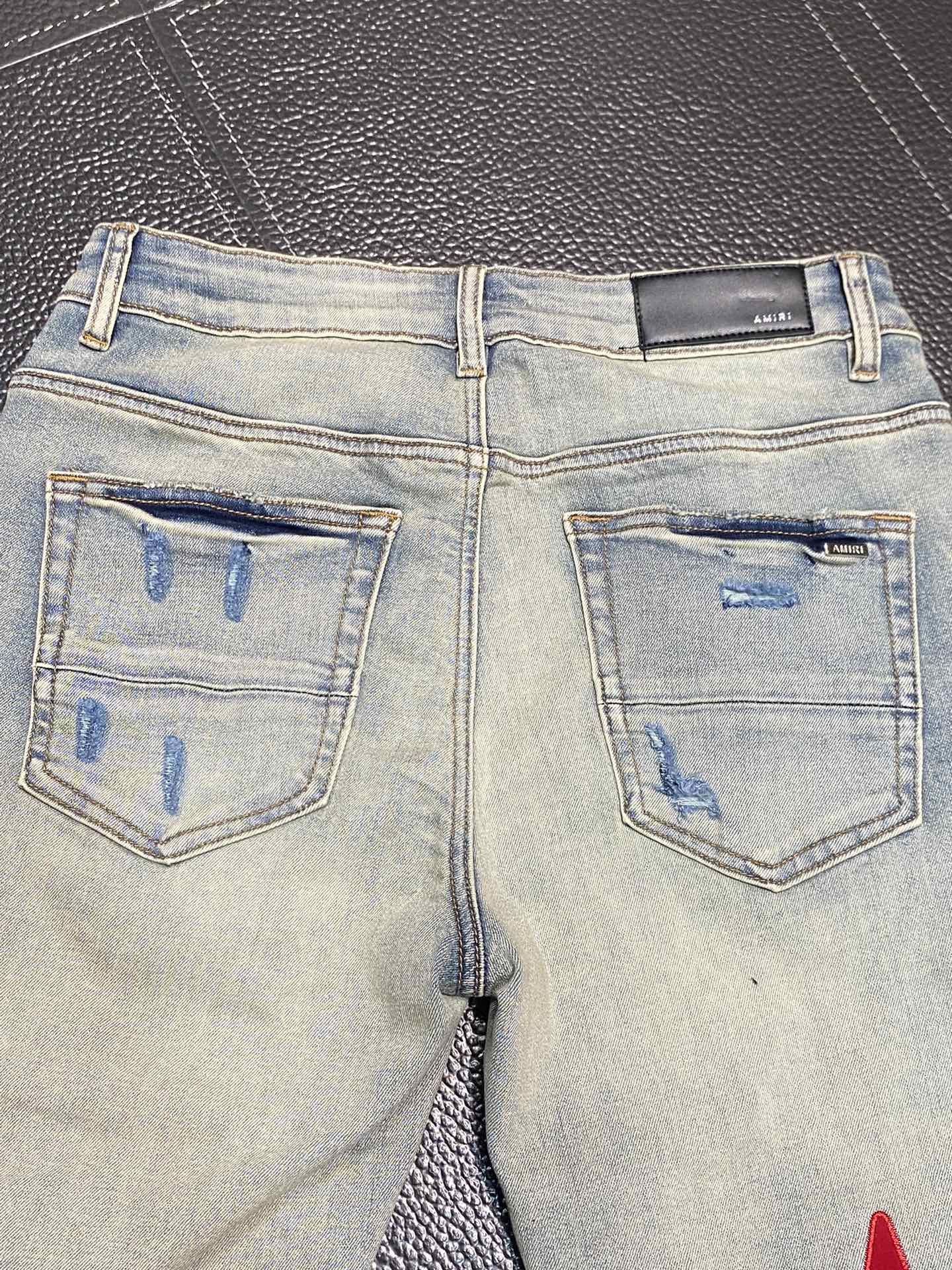  。AMIRI 独家专供新款 修身款 小直筒 牛仔裤，高端版本！专柜 面料 透气舒适度高，细节无可挑剔，