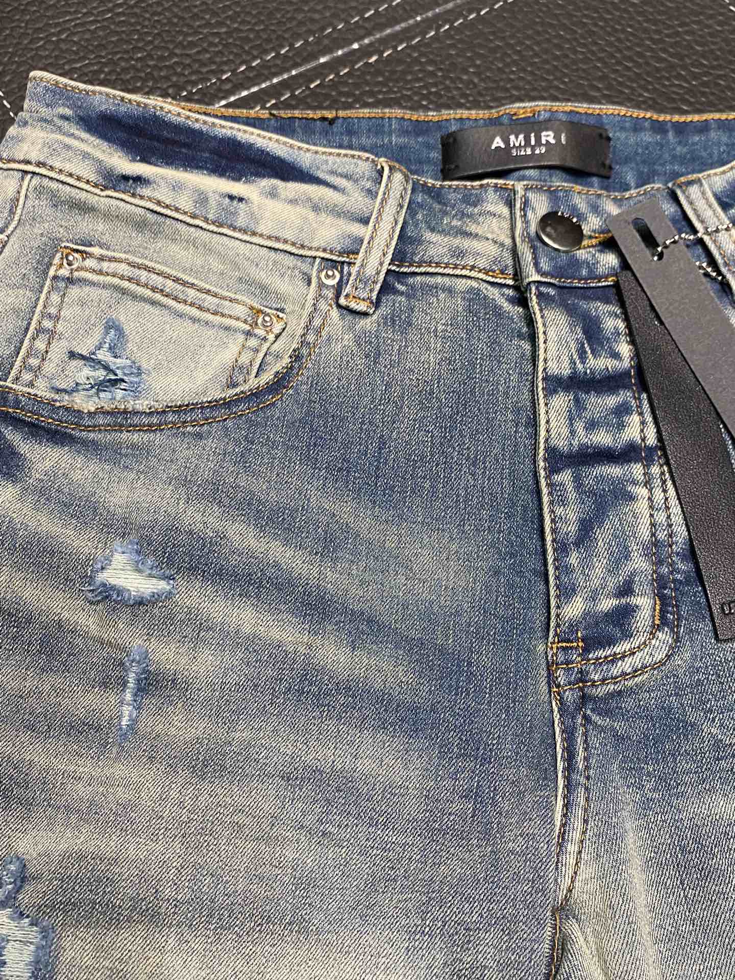  。AMIRI 独家专供新款 修身款 小直筒 牛仔裤，高端版本！专柜 面料 透气舒适度高，细节无可挑剔，