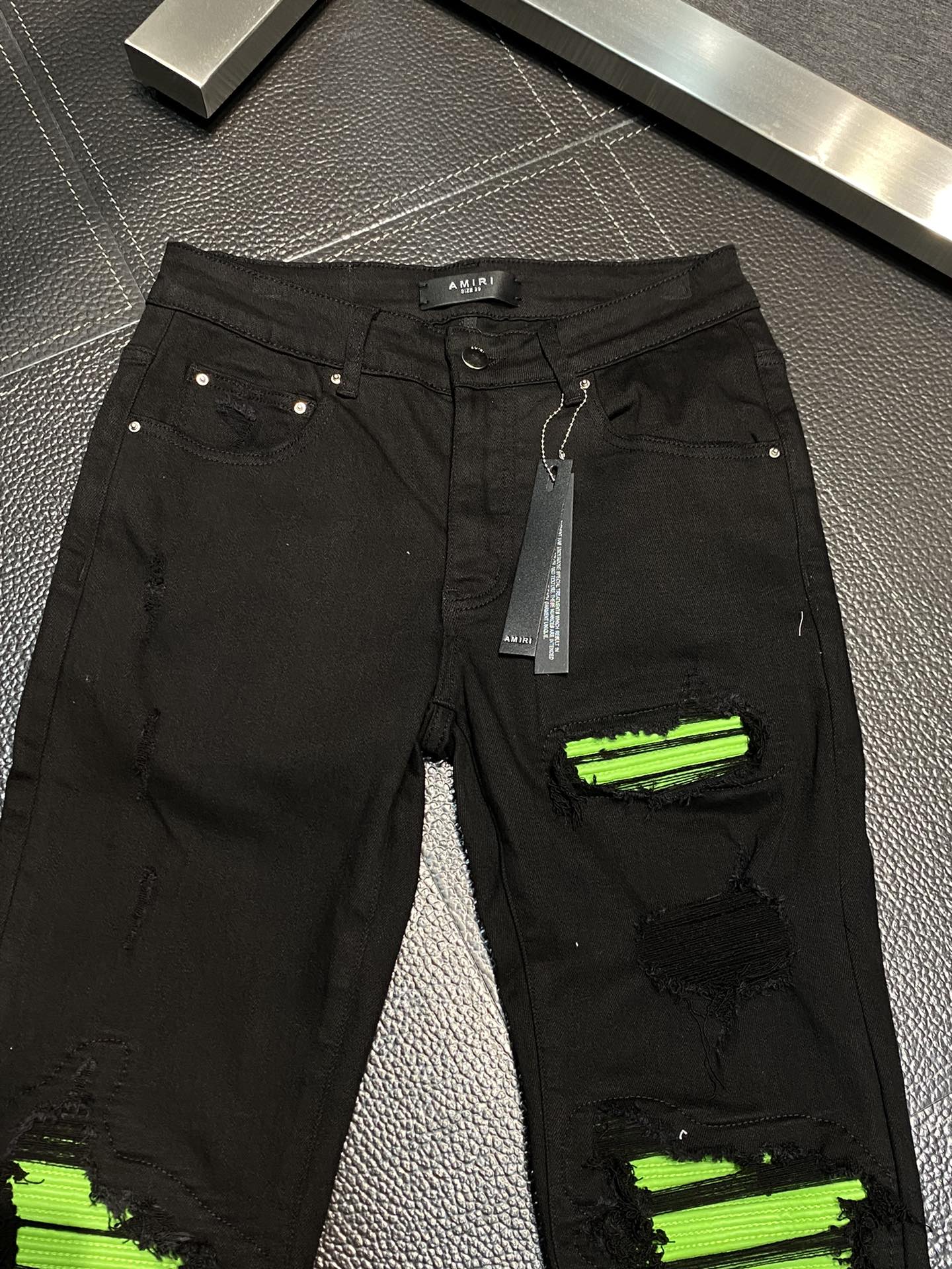  。AMIRI 独家专供新款 修身款 小直筒 牛仔裤，高端版本！专柜 面料 透气舒适度高，细节无可挑剔，