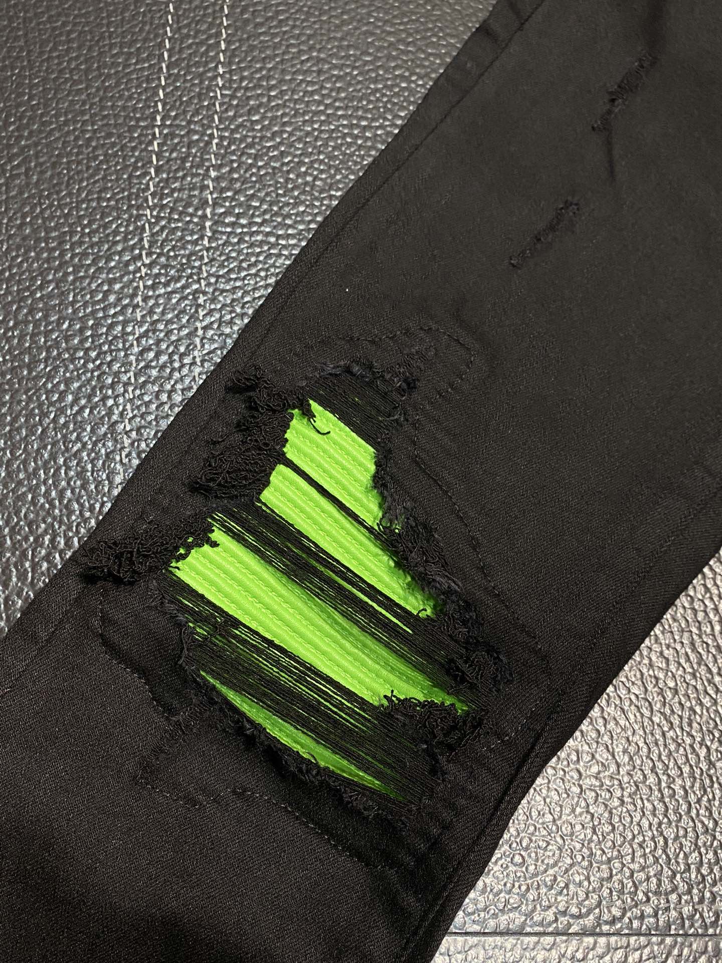  。AMIRI 独家专供新款 修身款 小直筒 牛仔裤，高端版本！专柜 面料 透气舒适度高，细节无可挑剔，