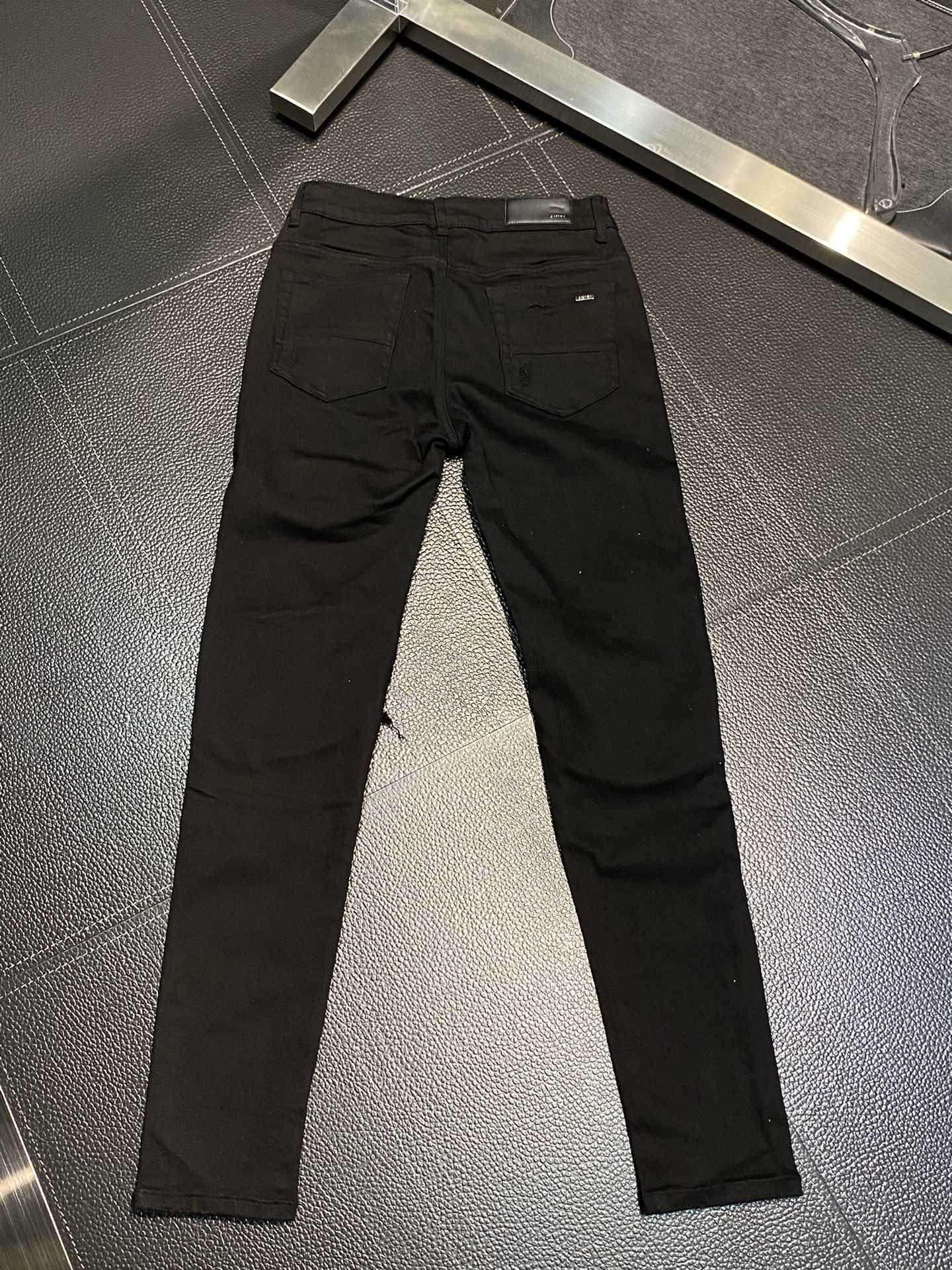  。AMIRI 独家专供新款 修身款 小直筒 牛仔裤，高端版本！专柜 面料 透气舒适度高，细节无可挑剔，