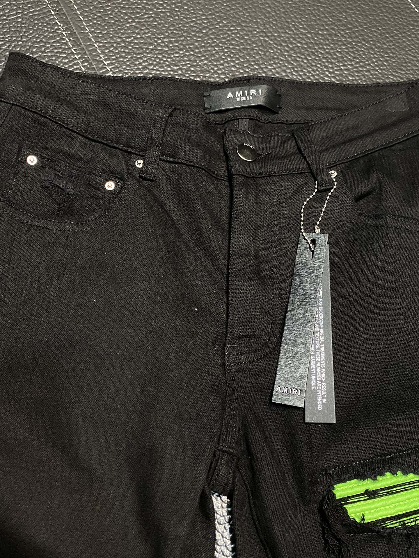  。AMIRI 独家专供新款 修身款 小直筒 牛仔裤，高端版本！专柜 面料 透气舒适度高，细节无可挑剔，