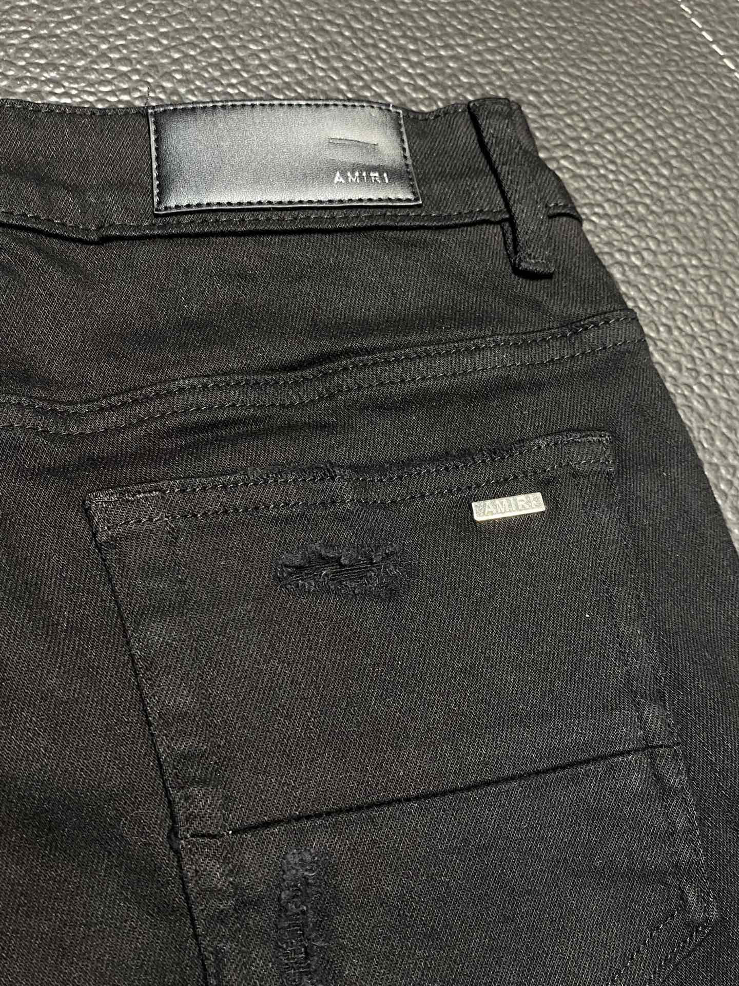  。AMIRI 独家专供新款 修身款 小直筒 牛仔裤，高端版本！专柜 面料 透气舒适度高，细节无可挑剔，