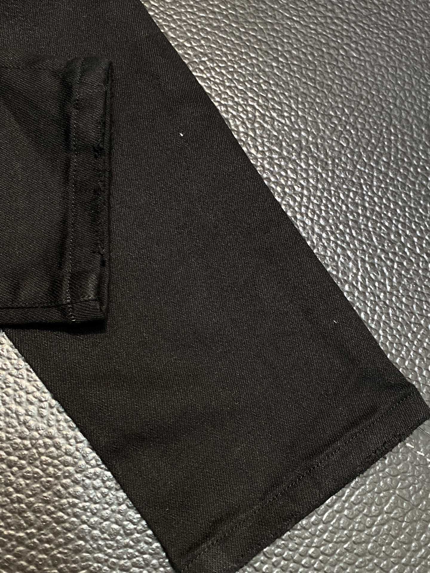  。AMIRI 独家专供新款 修身款 小直筒 牛仔裤，高端版本！专柜 面料 透气舒适度高，细节无可挑剔，