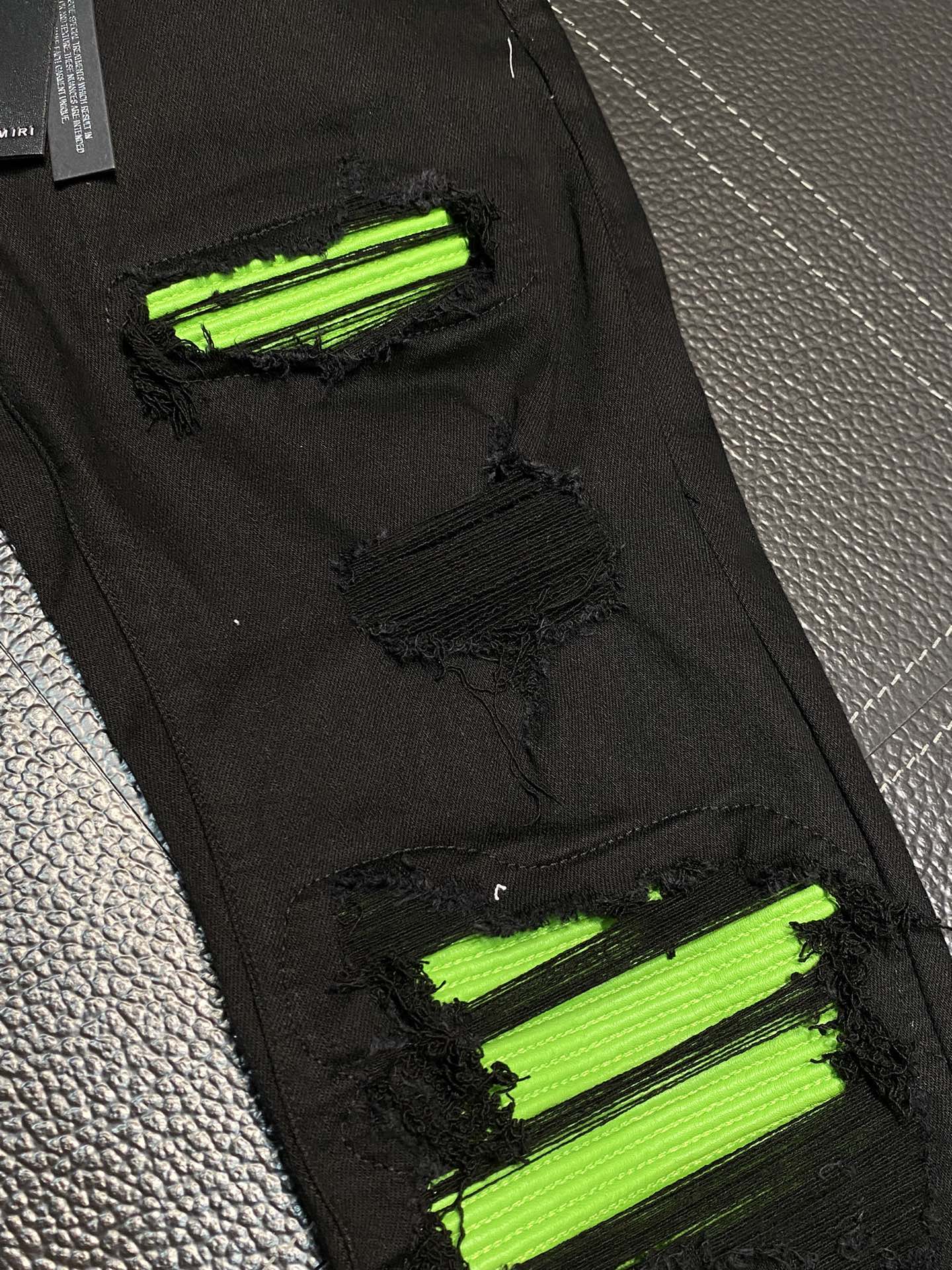  。AMIRI 独家专供新款 修身款 小直筒 牛仔裤，高端版本！专柜 面料 透气舒适度高，细节无可挑剔，