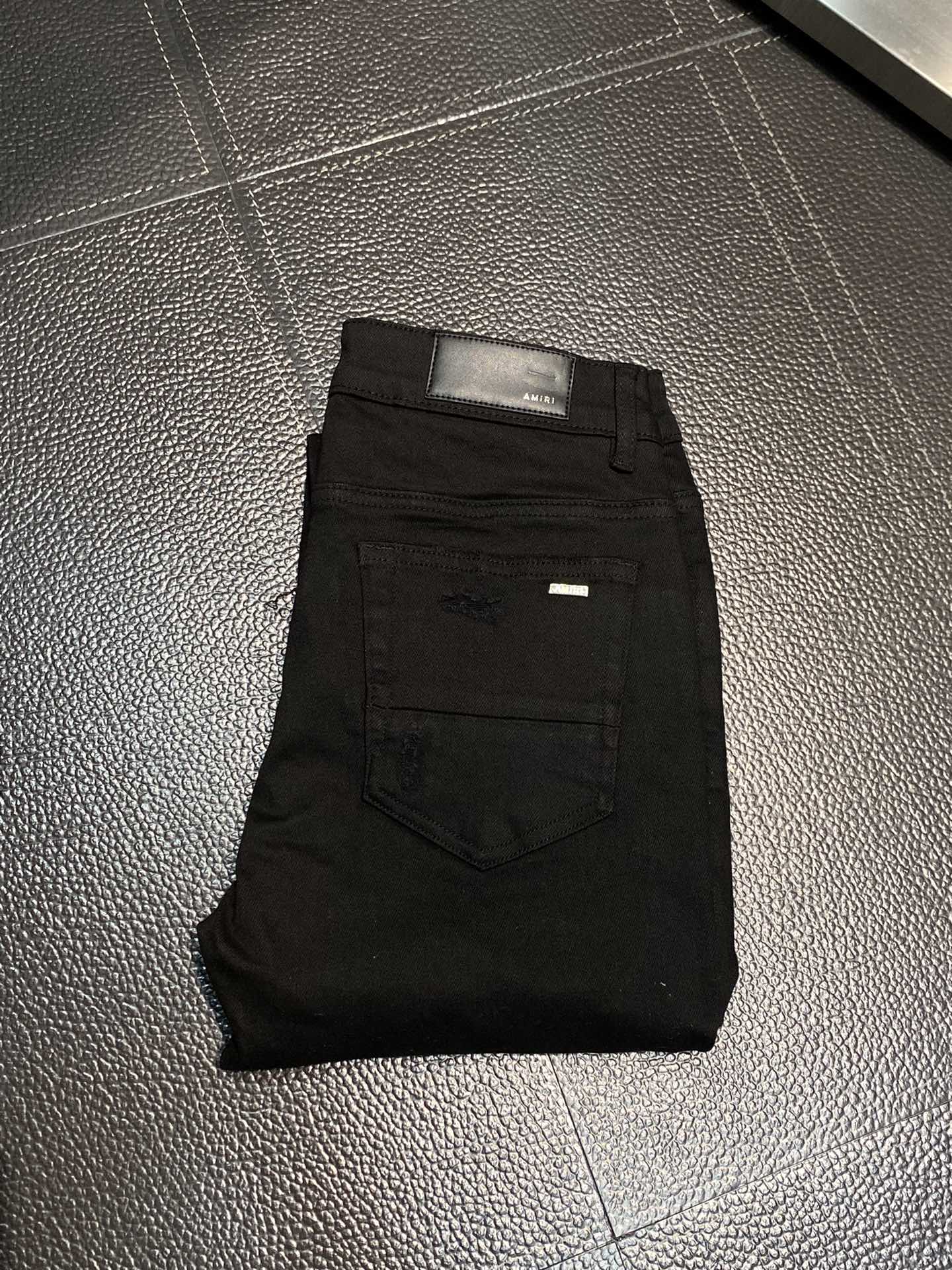  。AMIRI 独家专供新款 修身款 小直筒 牛仔裤，高端版本！专柜 面料 透气舒适度高，细节无可挑剔，