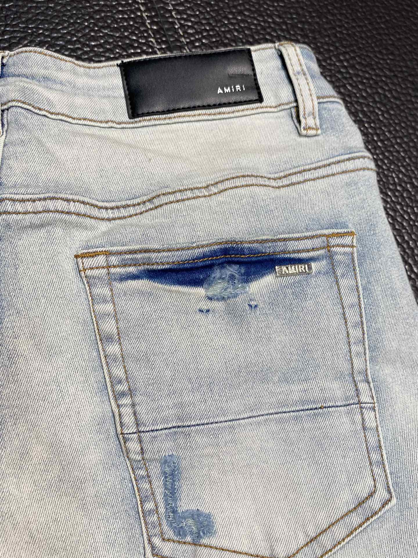  。AMIRI 独家专供新款 修身款 小直筒 牛仔裤，高端版本！专柜 面料 透气舒适度高，细节无可挑剔，
