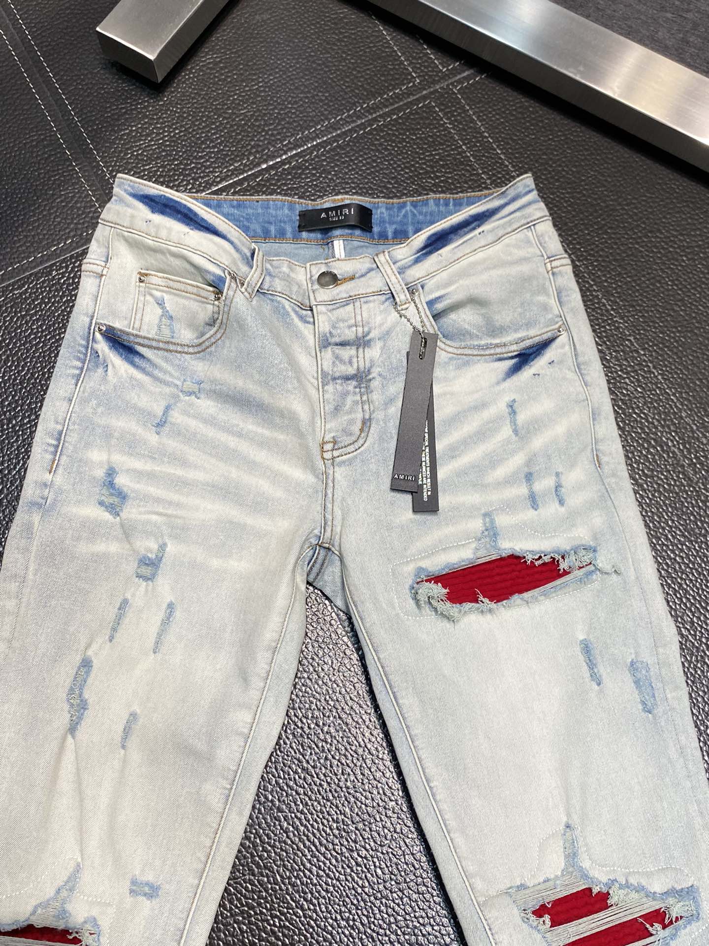  。AMIRI 独家专供新款 修身款 小直筒 牛仔裤，高端版本！专柜 面料 透气舒适度高，细节无可挑剔，