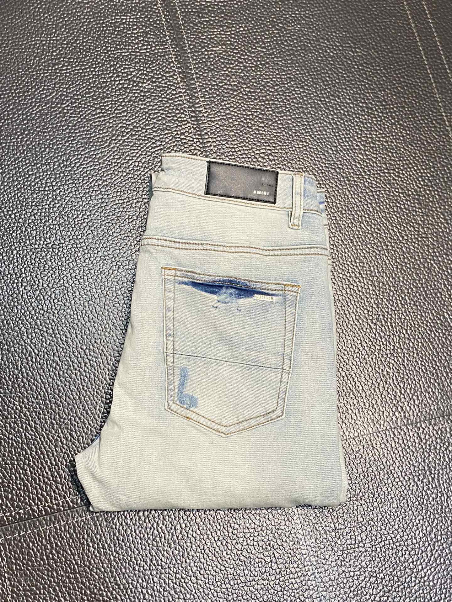  。AMIRI 独家专供新款 修身款 小直筒 牛仔裤，高端版本！专柜 面料 透气舒适度高，细节无可挑剔，