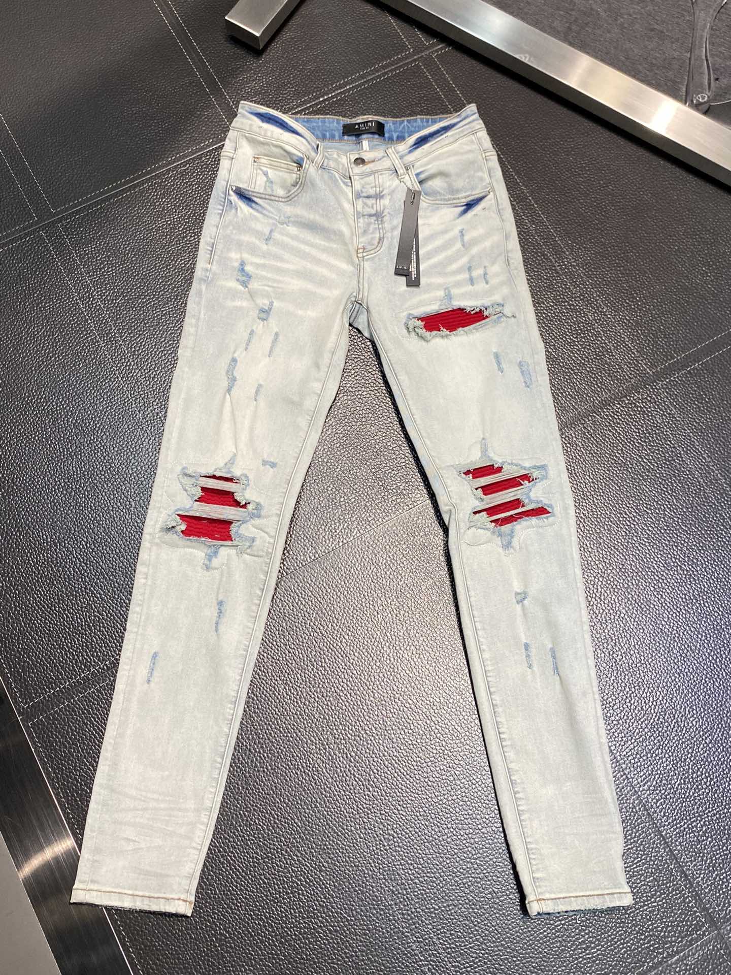  。AMIRI 独家专供新款 修身款 小直筒 牛仔裤，高端版本！专柜 面料 透气舒适度高，细节无可挑剔，