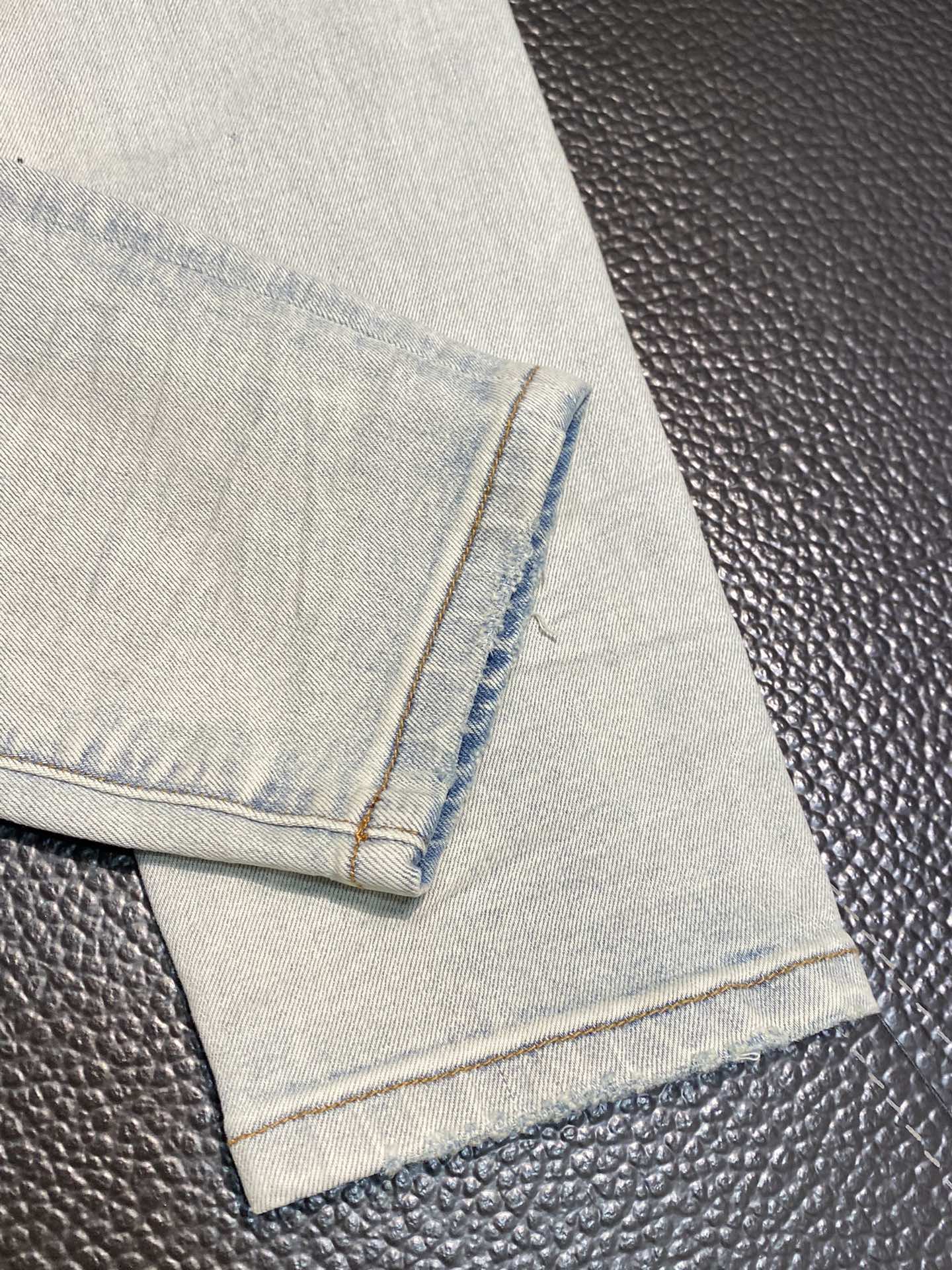  。AMIRI 独家专供新款 修身款 小直筒 牛仔裤，高端版本！专柜 面料 透气舒适度高，细节无可挑剔，