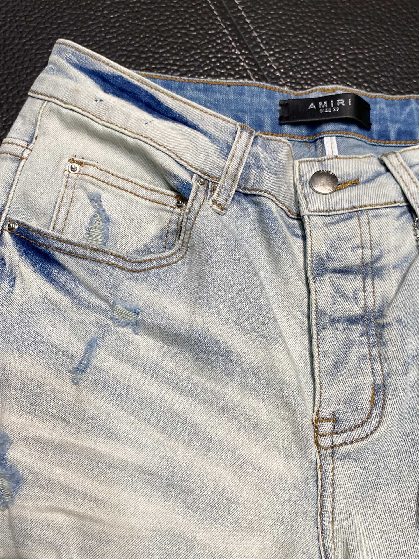  。AMIRI 独家专供新款 修身款 小直筒 牛仔裤，高端版本！专柜 面料 透气舒适度高，细节无可挑剔，