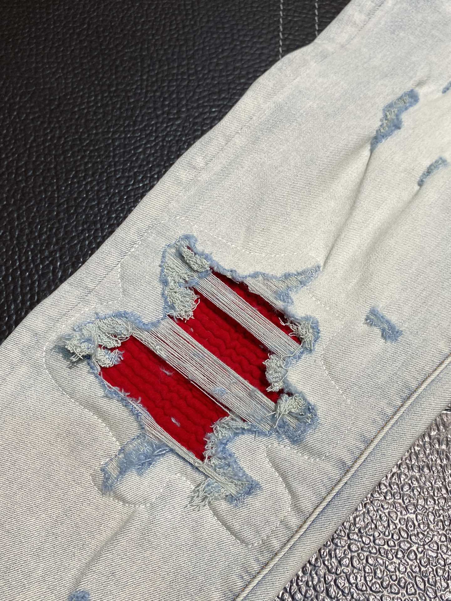  。AMIRI 独家专供新款 修身款 小直筒 牛仔裤，高端版本！专柜 面料 透气舒适度高，细节无可挑剔，