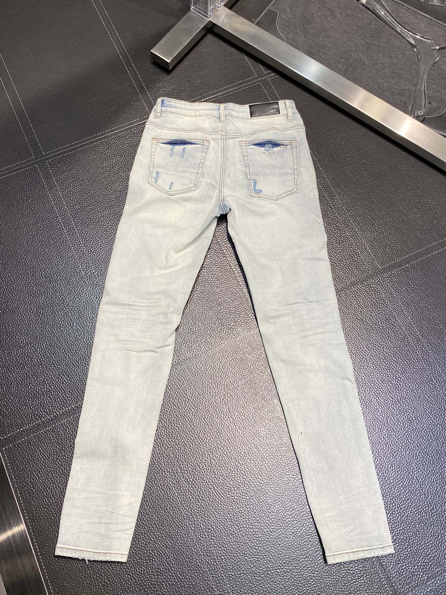  。AMIRI 独家专供新款 修身款 小直筒 牛仔裤，高端版本！专柜 面料 透气舒适度高，细节无可挑剔，