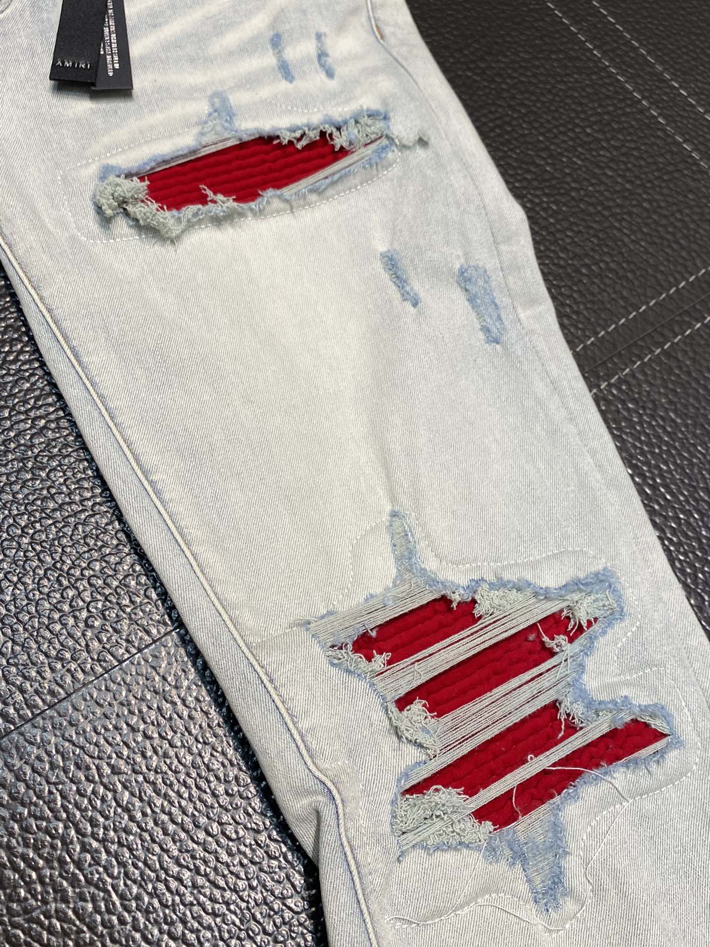  。AMIRI 独家专供新款 修身款 小直筒 牛仔裤，高端版本！专柜 面料 透气舒适度高，细节无可挑剔，