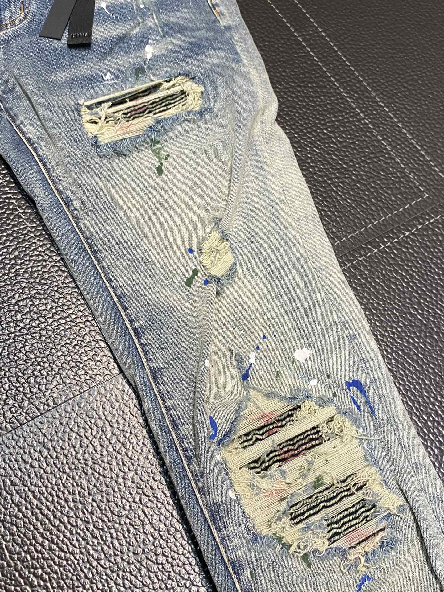  。AMIRI 独家专供新款 修身款 小直筒 牛仔裤，高端版本！专柜 面料 透气舒适度高，细节无可挑剔，