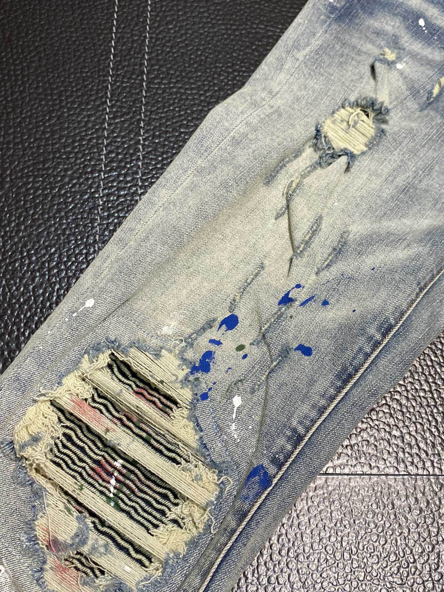  。AMIRI 独家专供新款 修身款 小直筒 牛仔裤，高端版本！专柜 面料 透气舒适度高，细节无可挑剔，