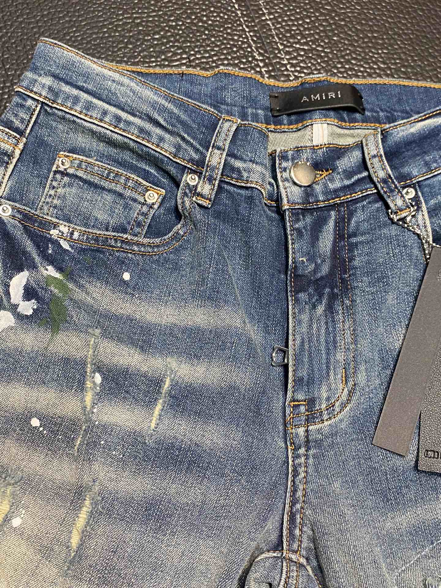  。AMIRI 独家专供新款 修身款 小直筒 牛仔裤，高端版本！专柜 面料 透气舒适度高，细节无可挑剔，