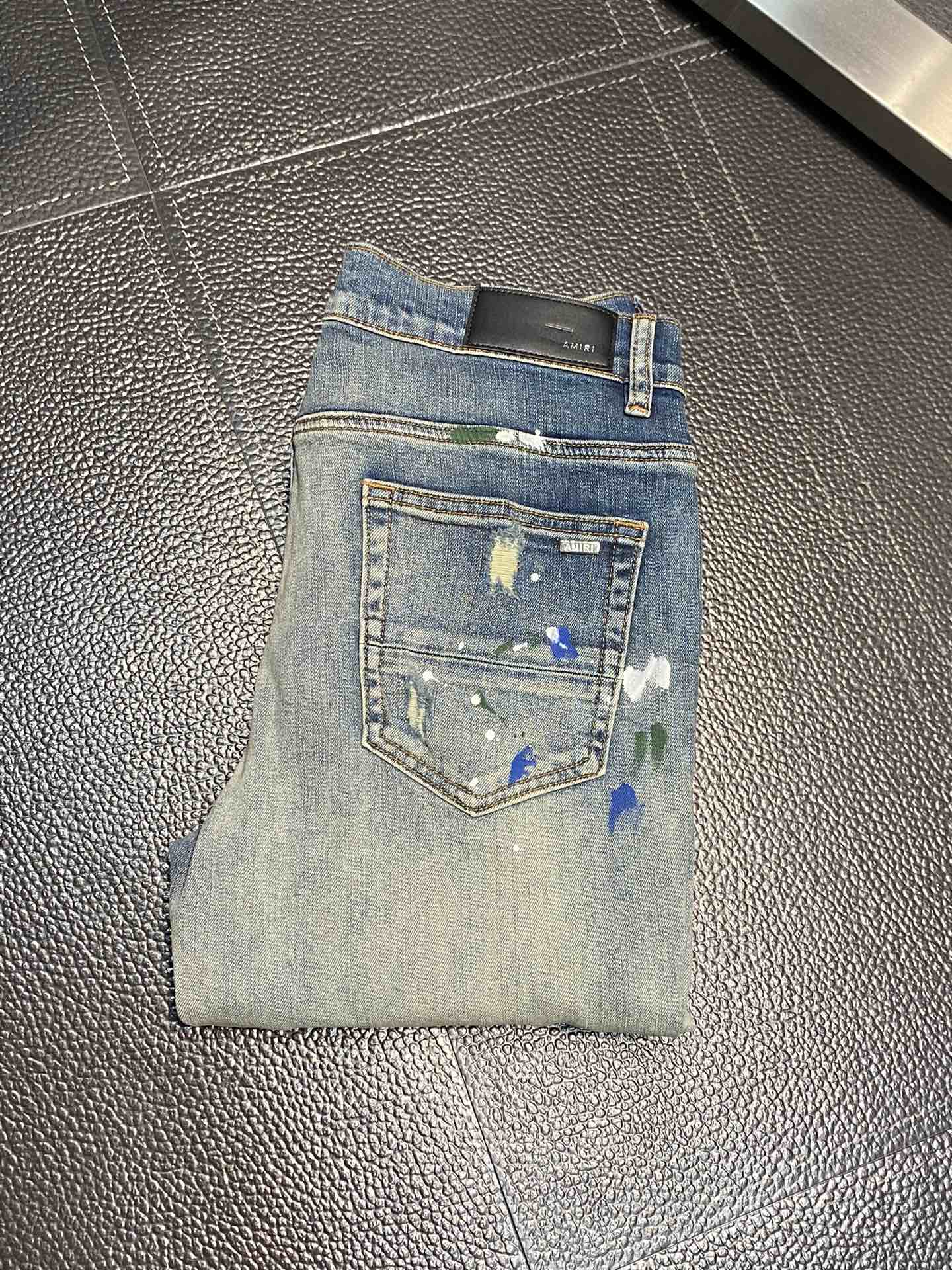  。AMIRI 独家专供新款 修身款 小直筒 牛仔裤，高端版本！专柜 面料 透气舒适度高，细节无可挑剔，