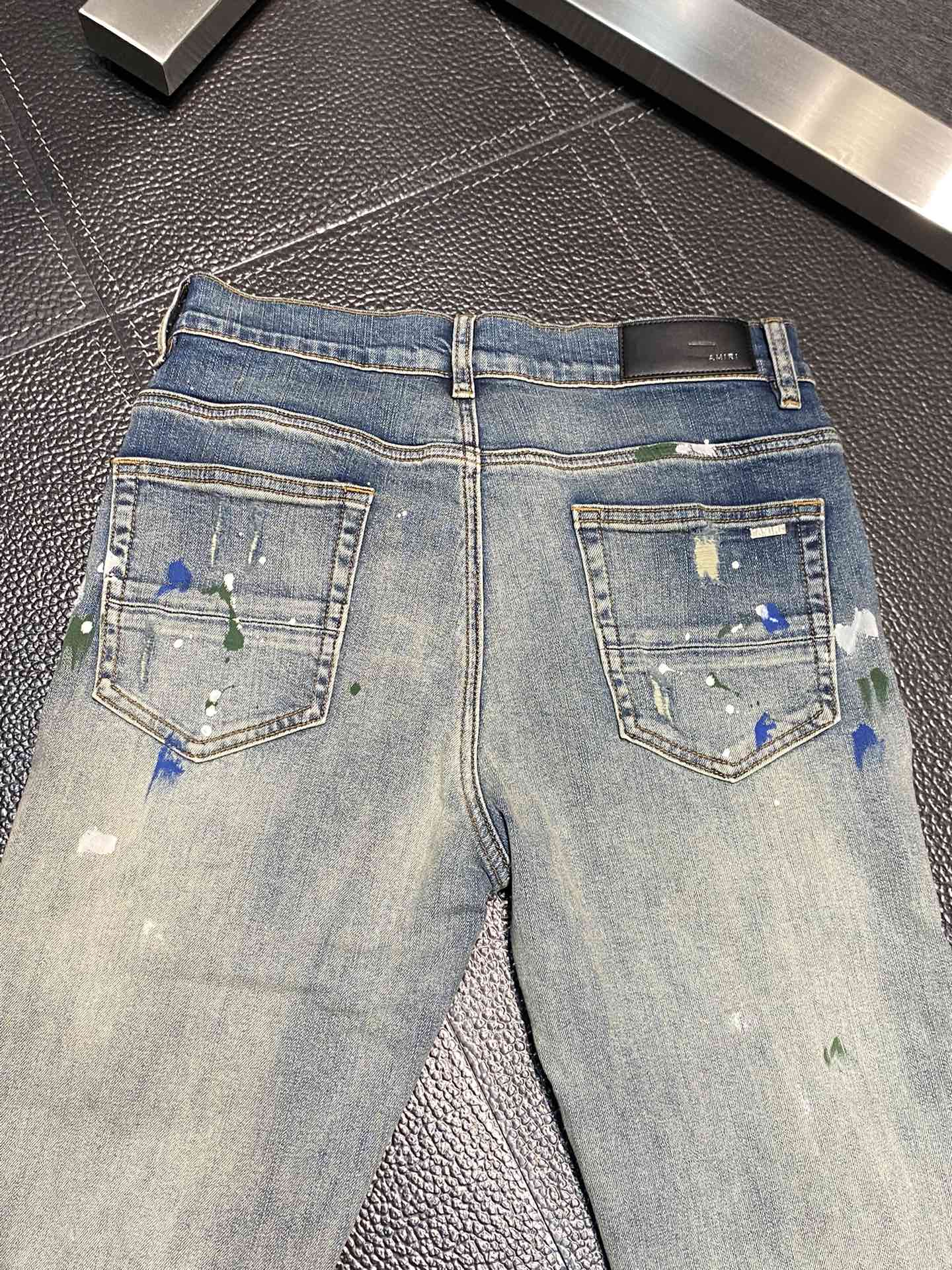  。AMIRI 独家专供新款 修身款 小直筒 牛仔裤，高端版本！专柜 面料 透气舒适度高，细节无可挑剔，