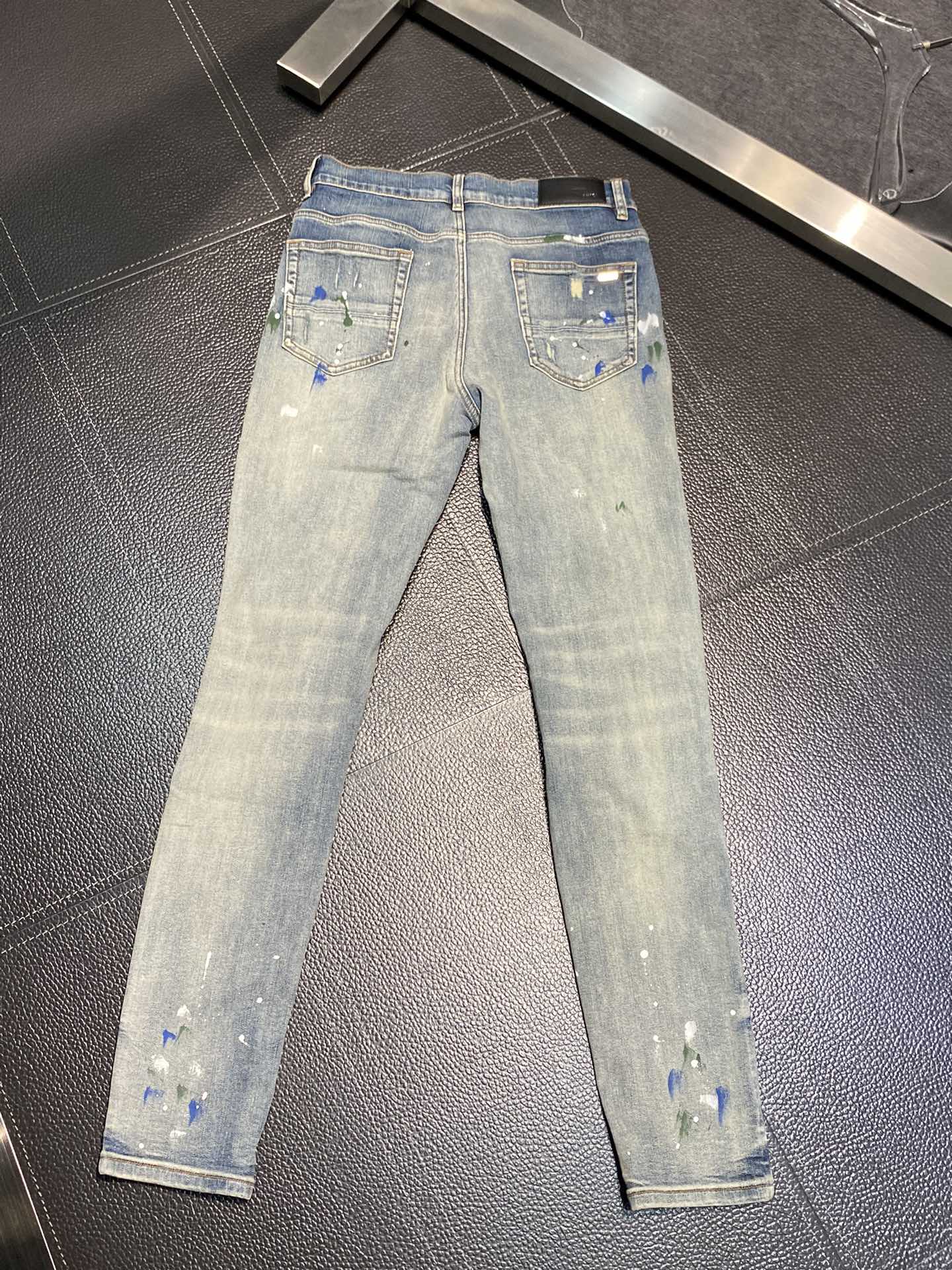  。AMIRI 独家专供新款 修身款 小直筒 牛仔裤，高端版本！专柜 面料 透气舒适度高，细节无可挑剔，