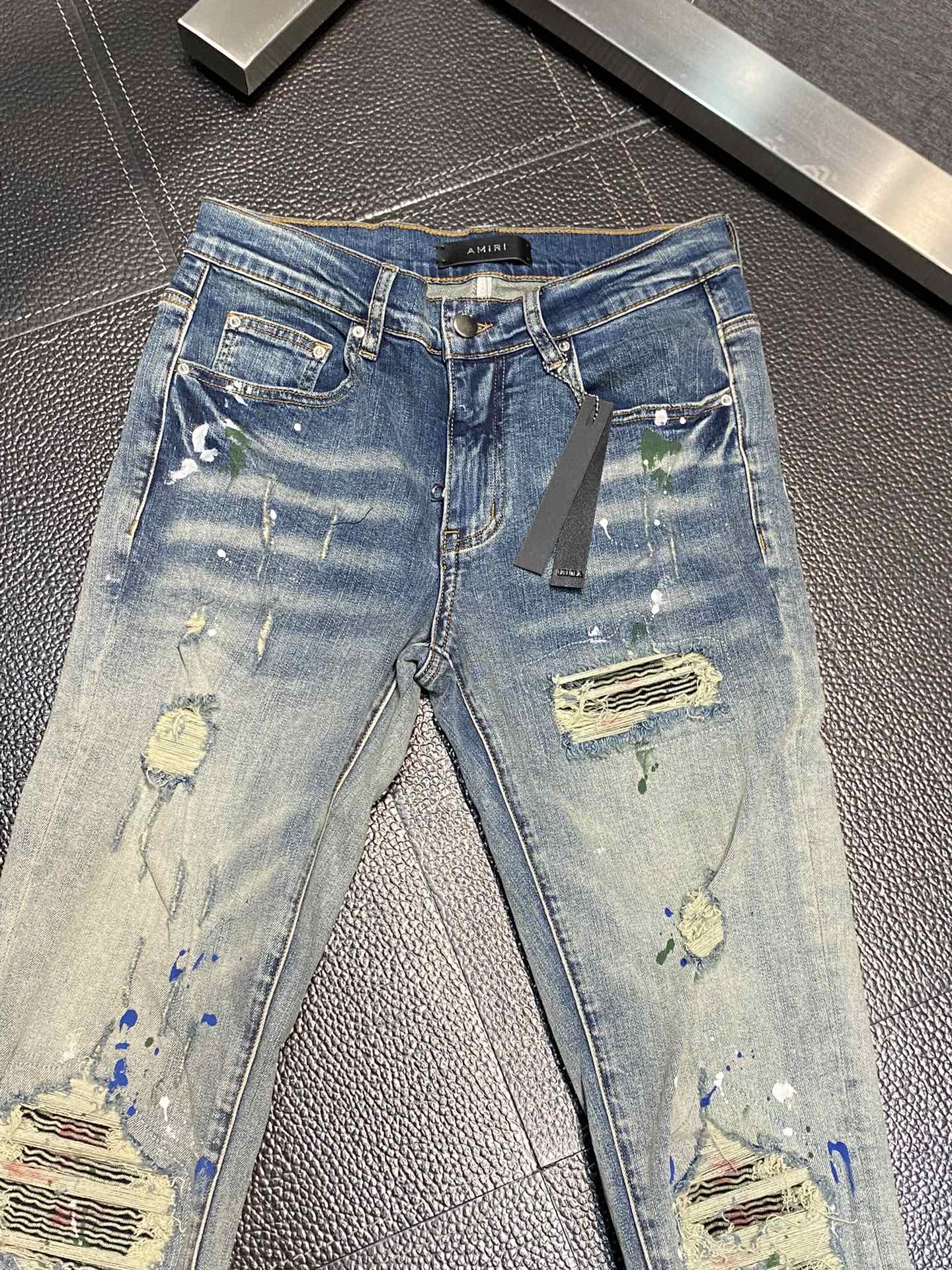  。AMIRI 独家专供新款 修身款 小直筒 牛仔裤，高端版本！专柜 面料 透气舒适度高，细节无可挑剔，