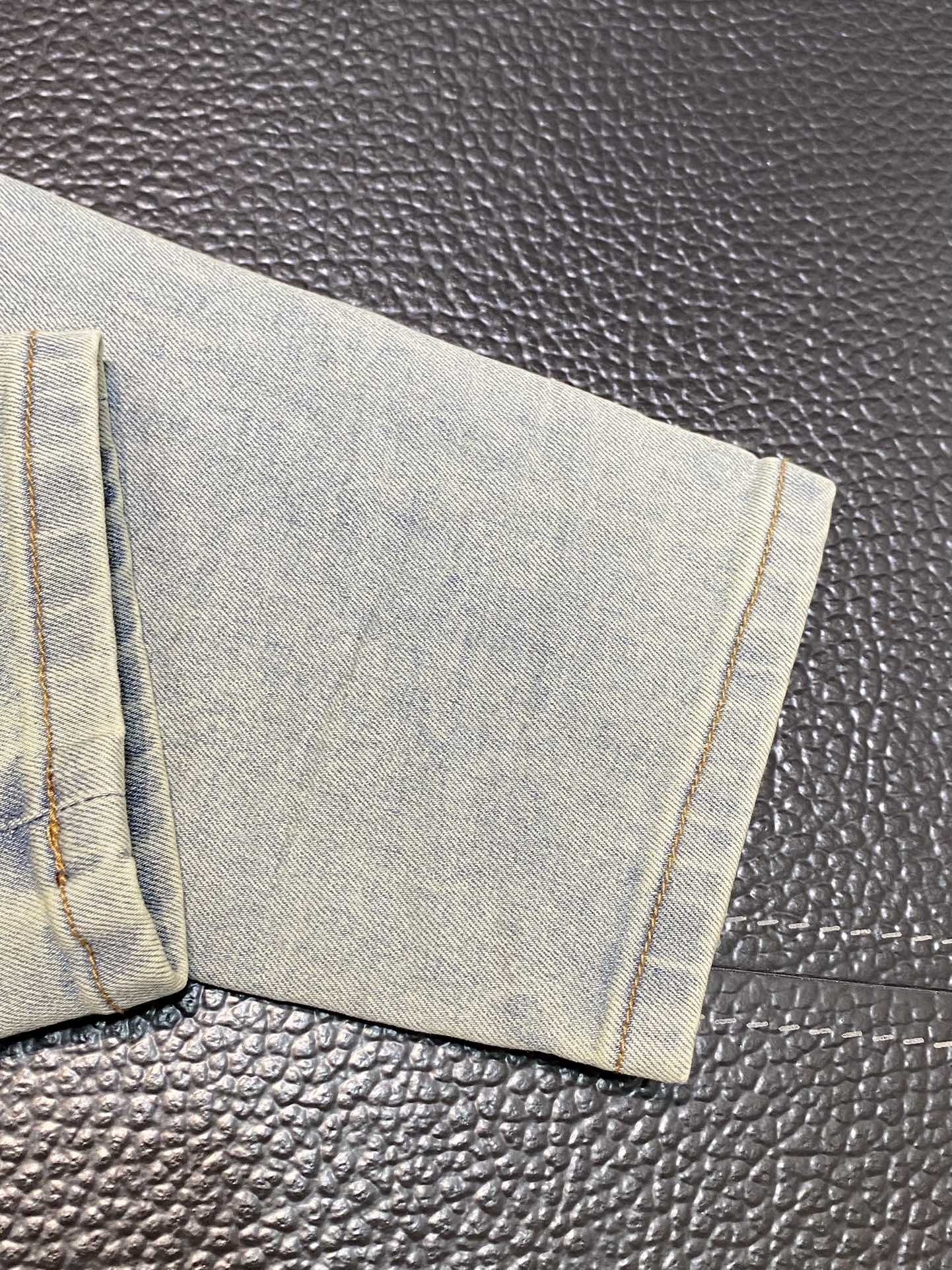  。AMIRI 独家专供新款 修身款 小直筒 牛仔裤，高端版本！专柜 面料 透气舒适度高，细节无可挑剔，