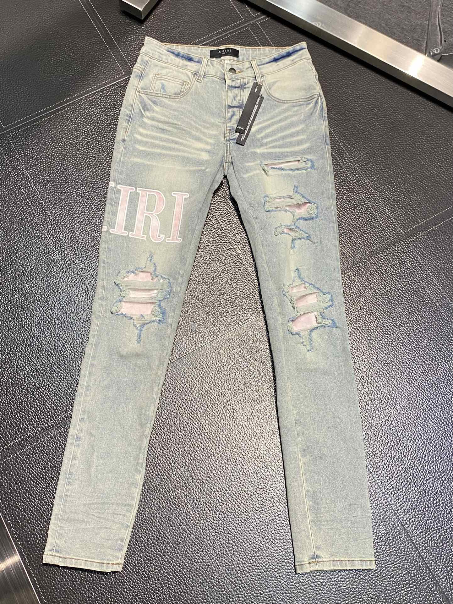  。AMIRI 独家专供新款 修身款 小直筒 牛仔裤，高端版本！专柜 面料 透气舒适度高，细节无可挑剔，