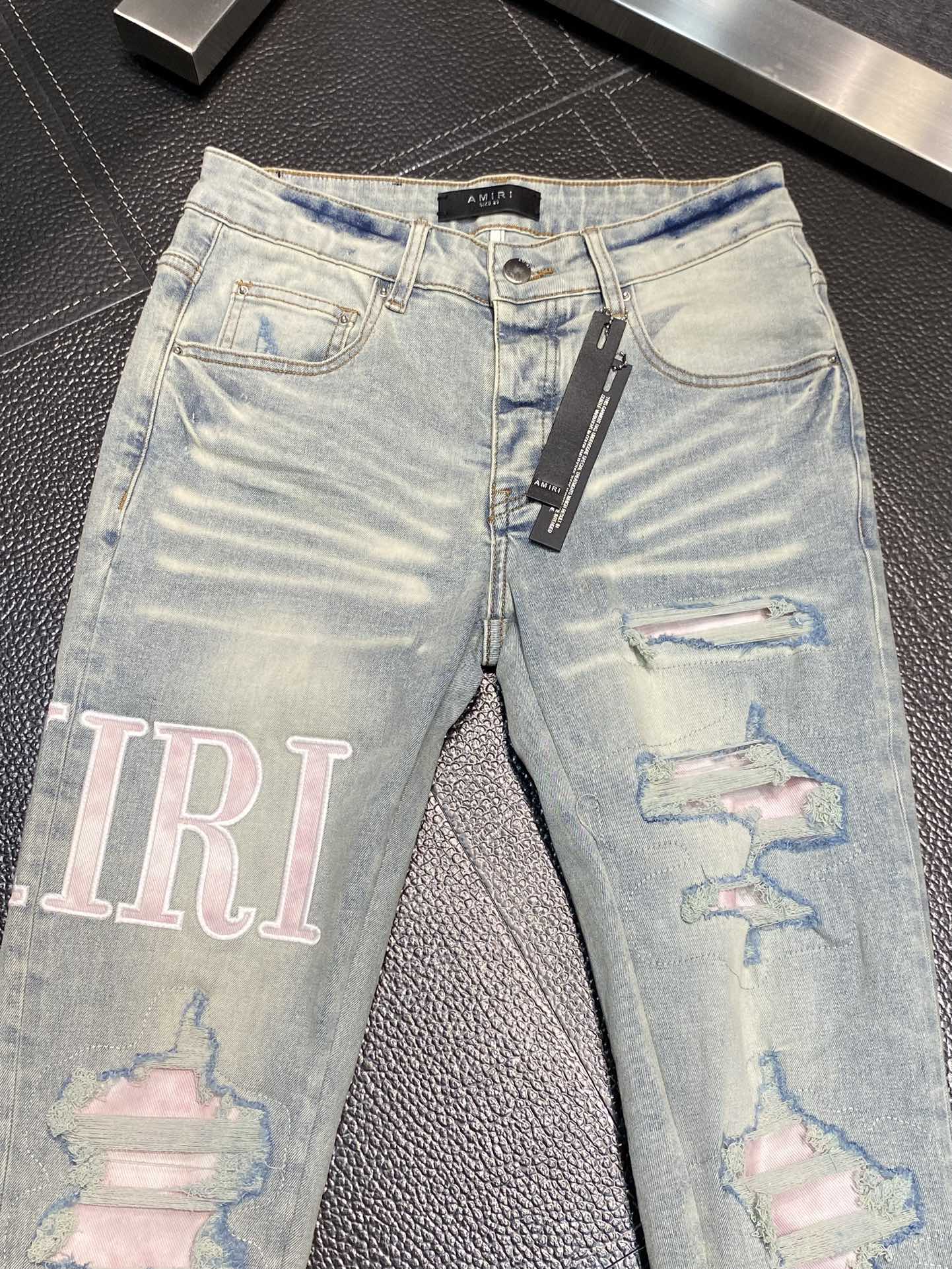  。AMIRI 独家专供新款 修身款 小直筒 牛仔裤，高端版本！专柜 面料 透气舒适度高，细节无可挑剔，