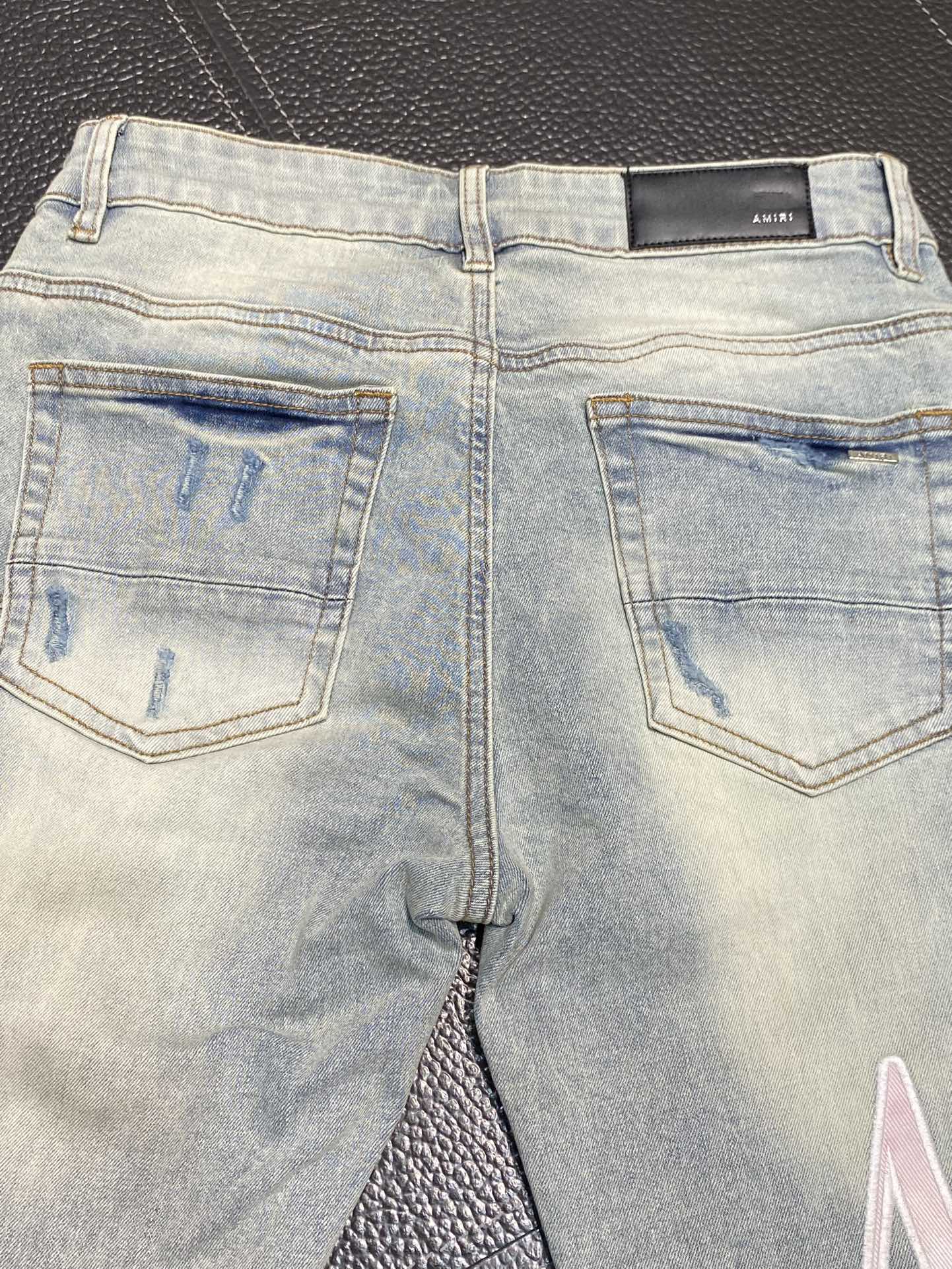  。AMIRI 独家专供新款 修身款 小直筒 牛仔裤，高端版本！专柜 面料 透气舒适度高，细节无可挑剔，