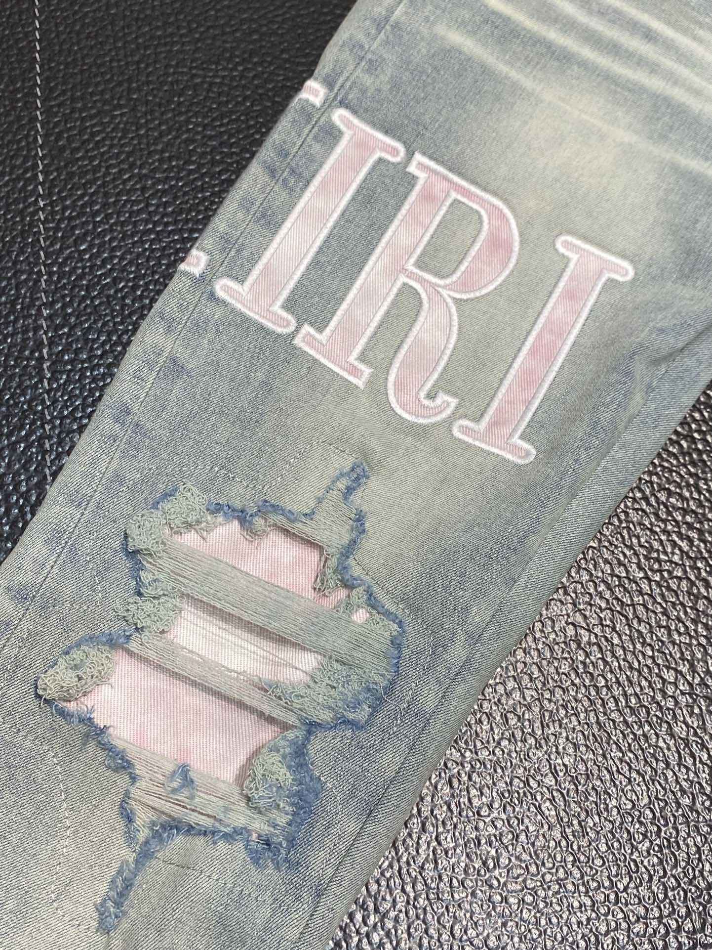  。AMIRI 独家专供新款 修身款 小直筒 牛仔裤，高端版本！专柜 面料 透气舒适度高，细节无可挑剔，