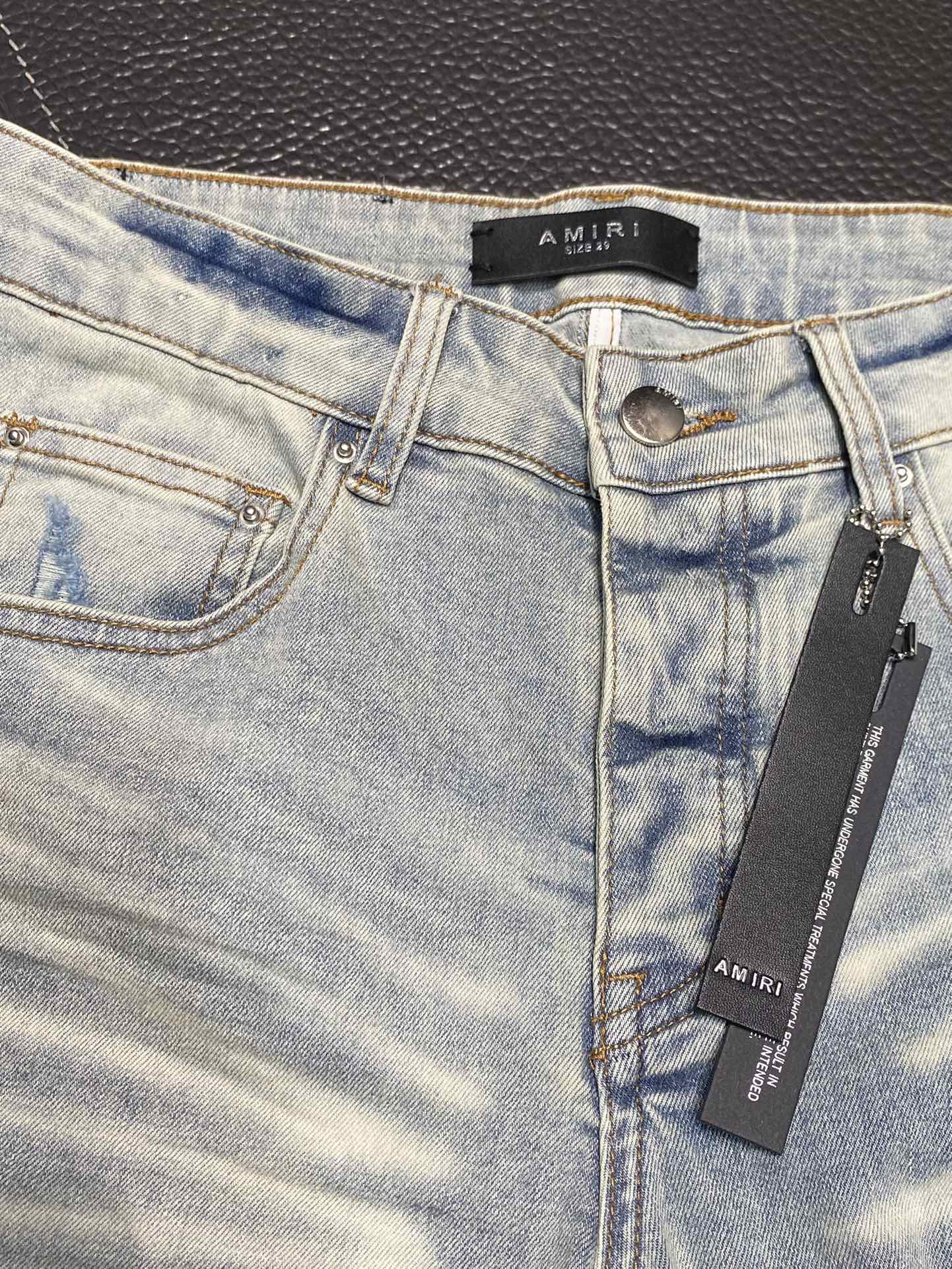  。AMIRI 独家专供新款 修身款 小直筒 牛仔裤，高端版本！专柜 面料 透气舒适度高，细节无可挑剔，