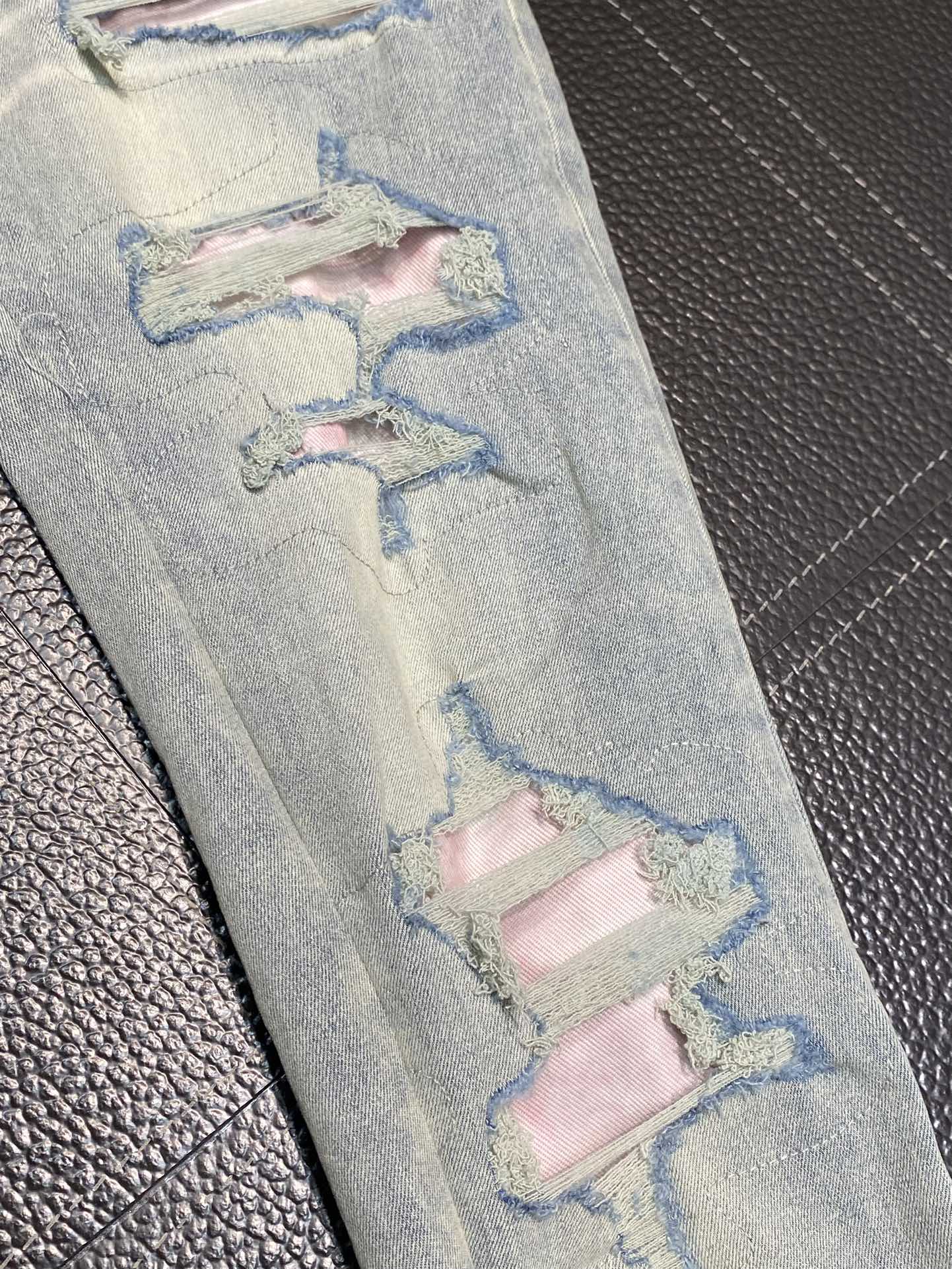  。AMIRI 独家专供新款 修身款 小直筒 牛仔裤，高端版本！专柜 面料 透气舒适度高，细节无可挑剔，