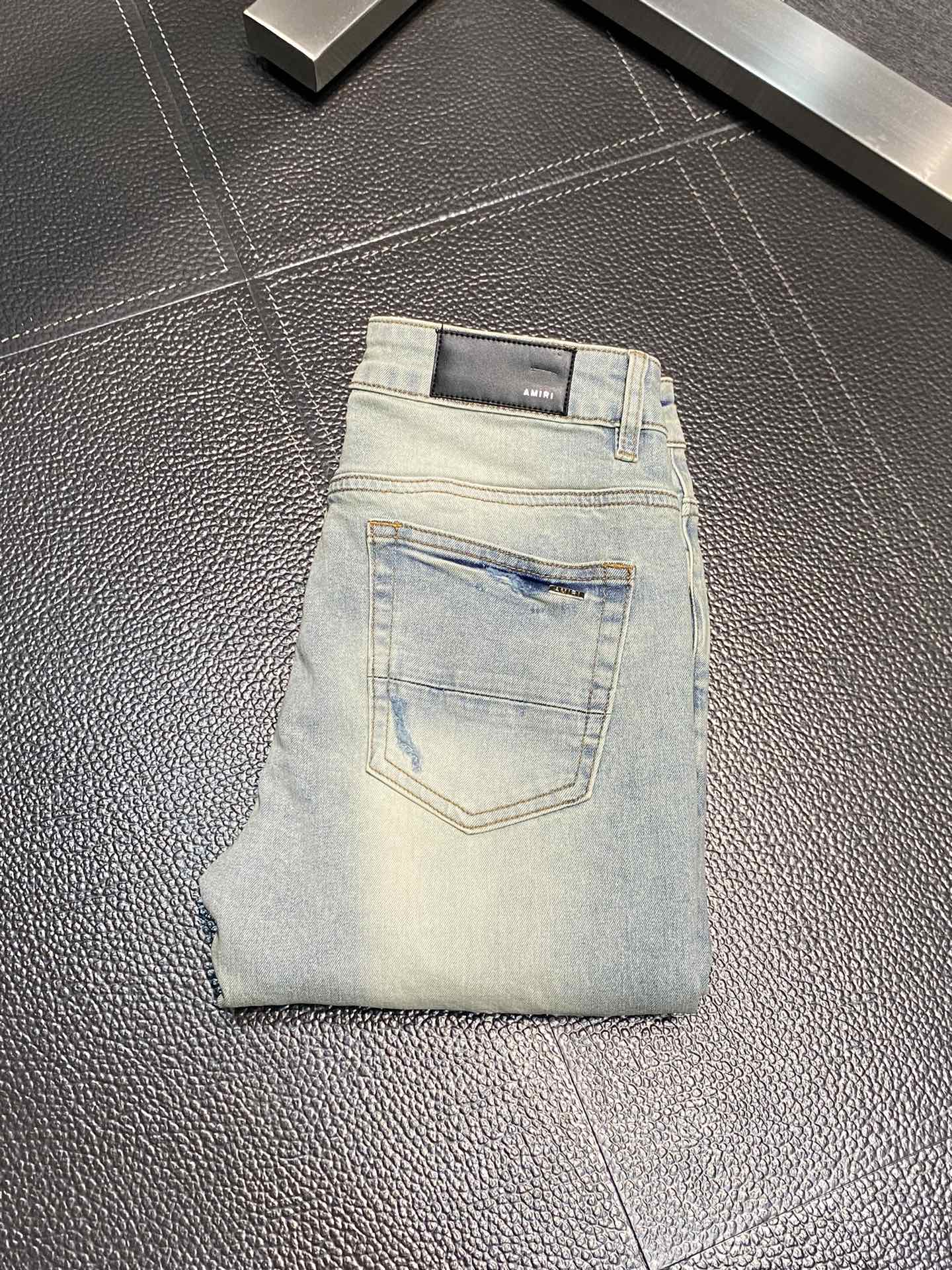 。AMIRI 独家专供新款 修身款 小直筒 牛仔裤，高端版本！专柜 面料 透气舒适度高，细节无可挑剔，